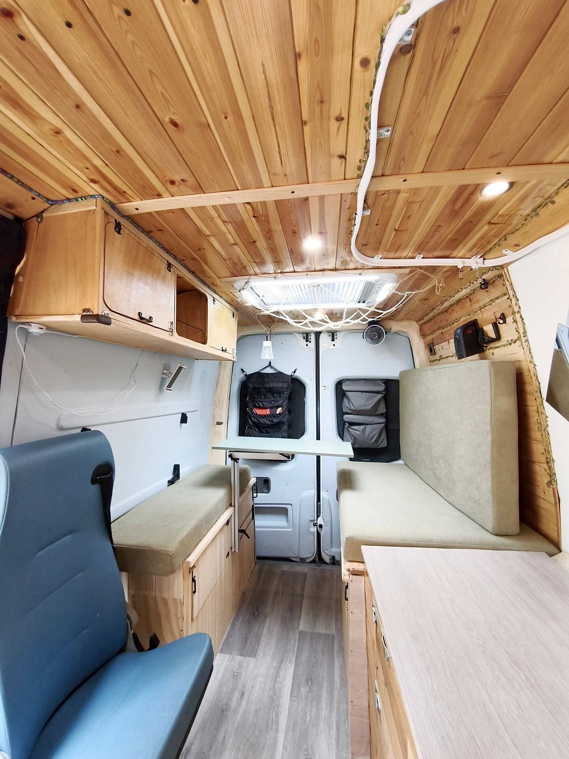 Coin repas Mercedes Sprinter 2,2 l 143 ch - Yescapa