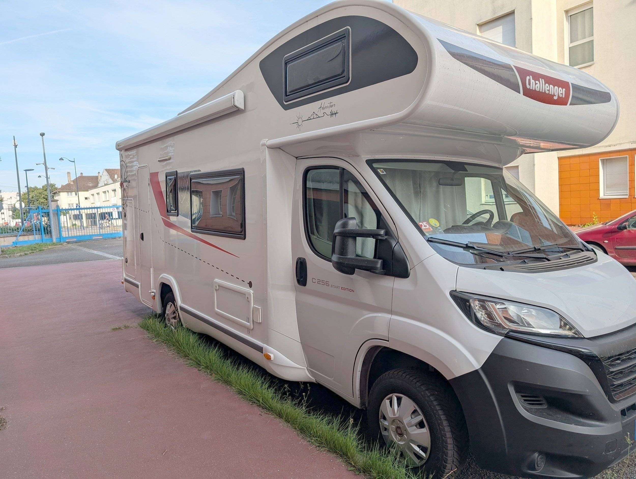 Vue avant de 3/4 Fiat - Yescapa