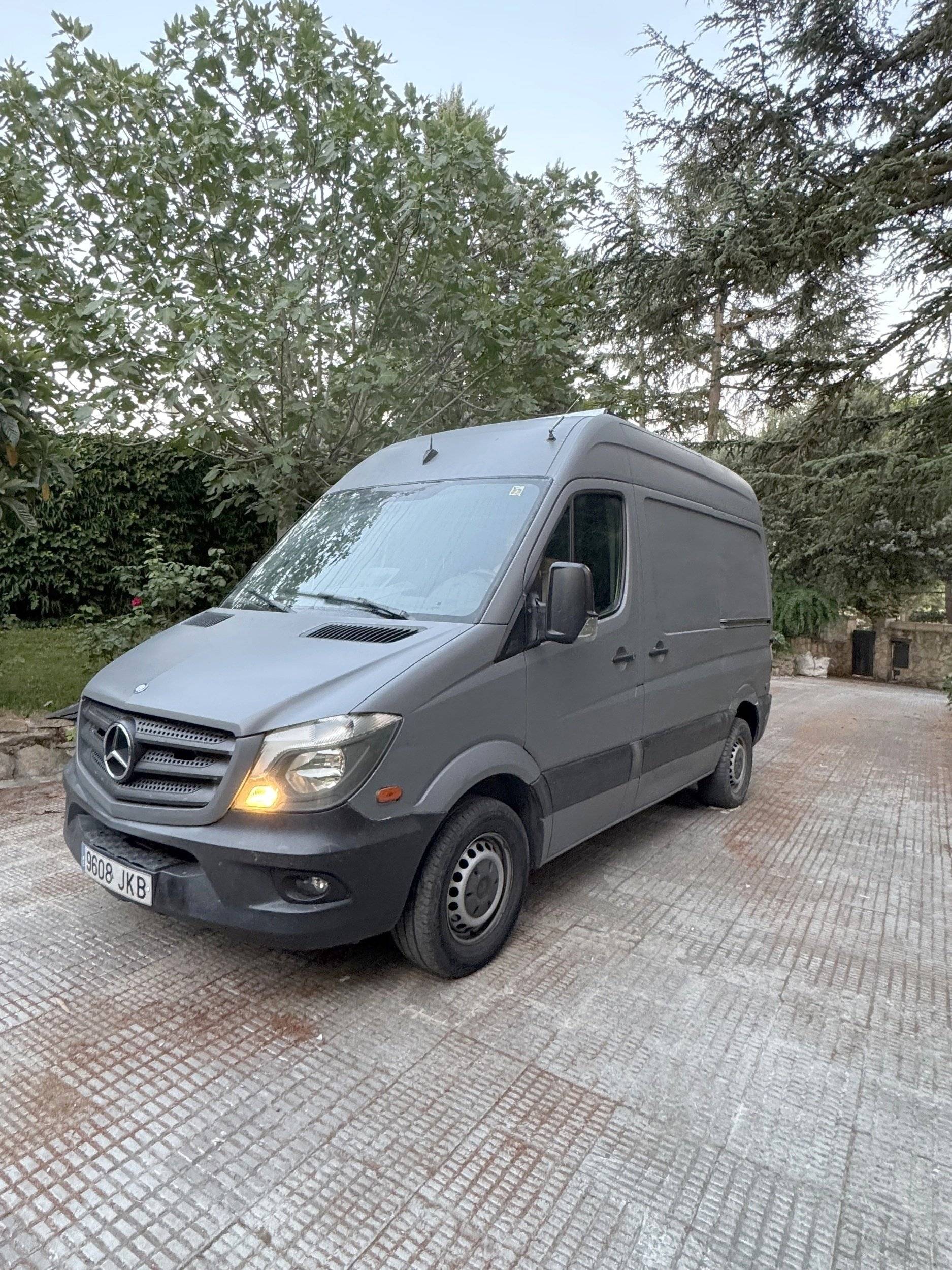 Vista del vehicle angle davanter Mercedes SPRINTER 316 CDI - Yescapa
