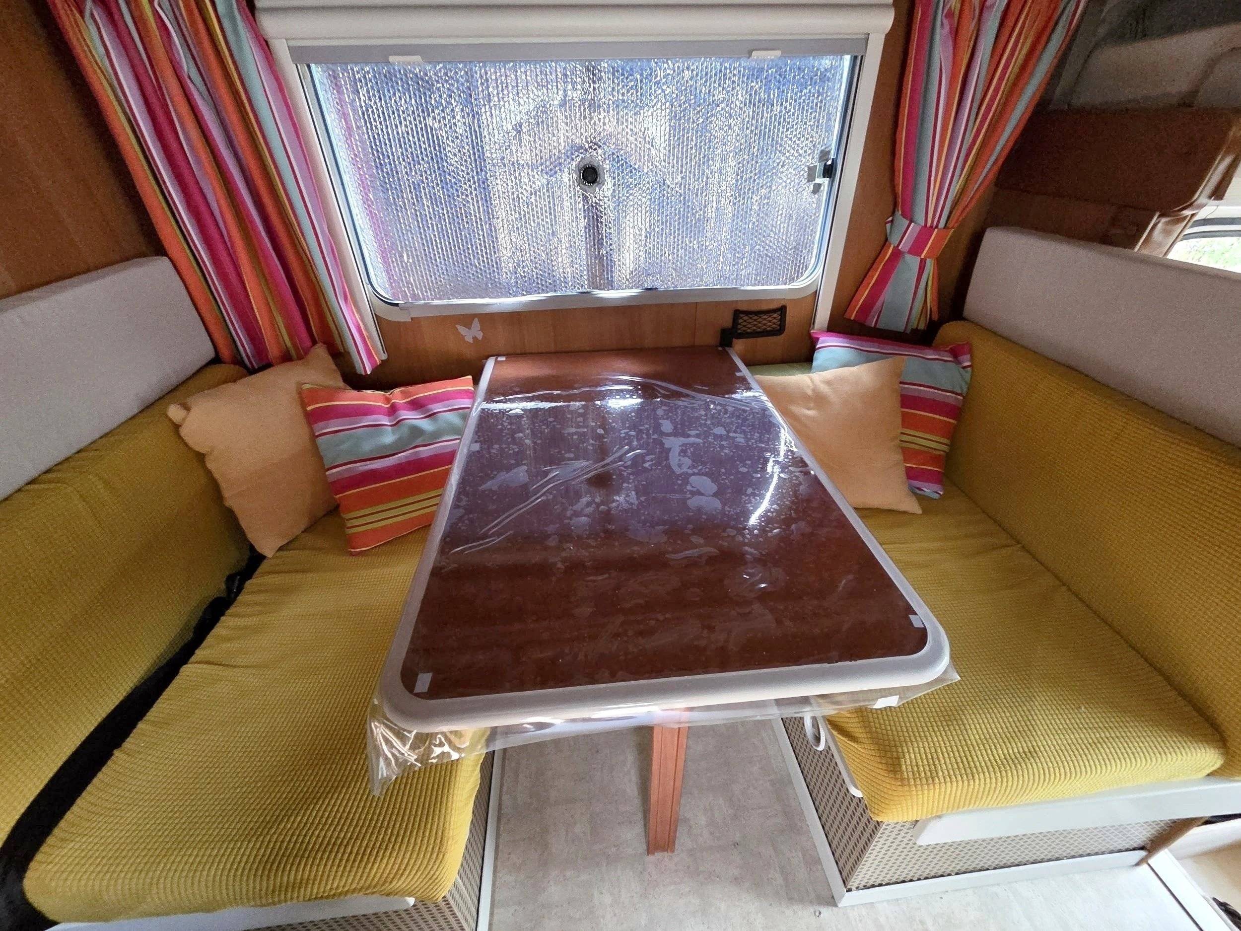 Dinette Ford Transit 2,5 l 76 ch - Yescapa