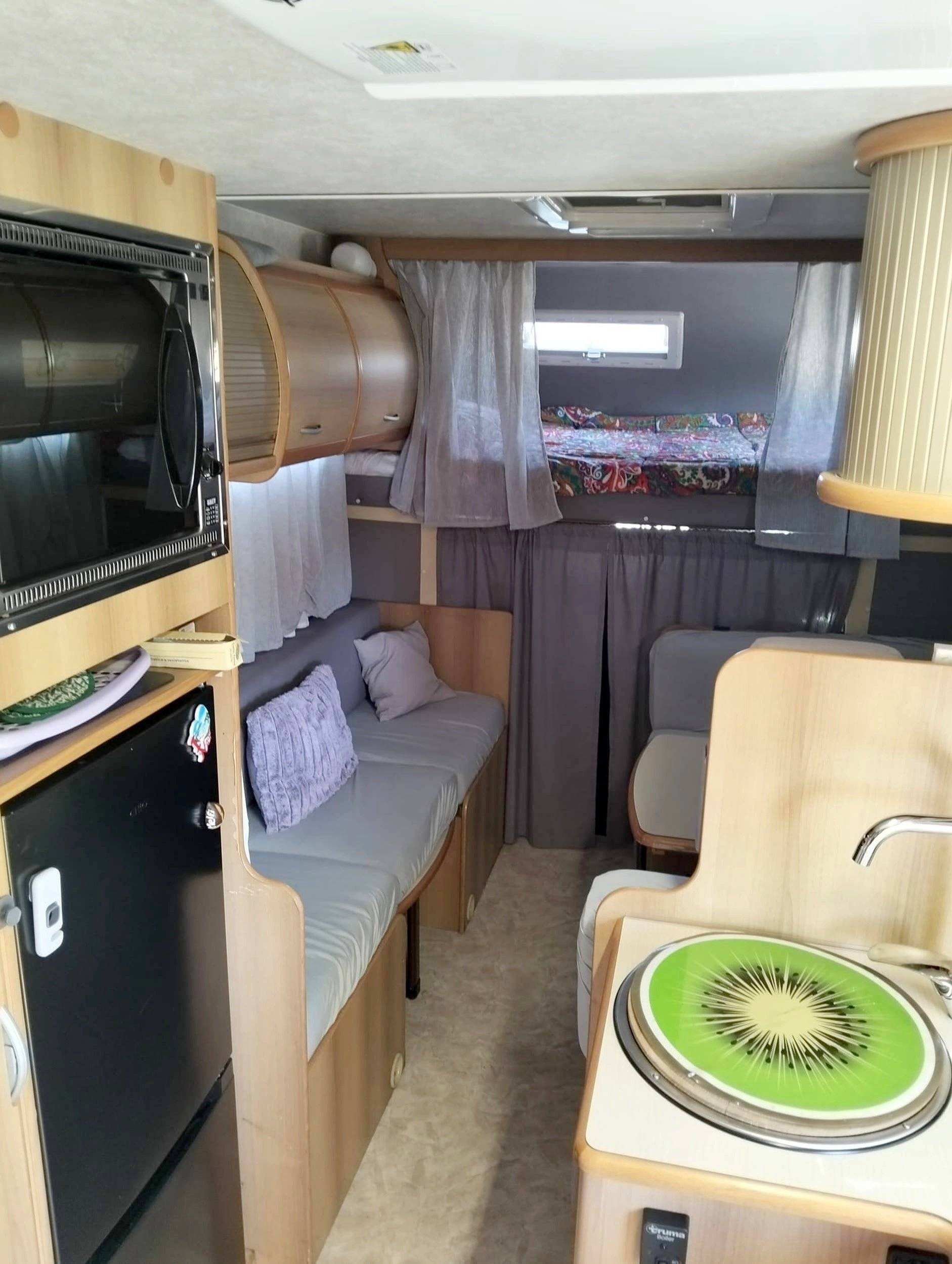 Dining Area Ford Transit 2,4 l 115 ch - Yescapa