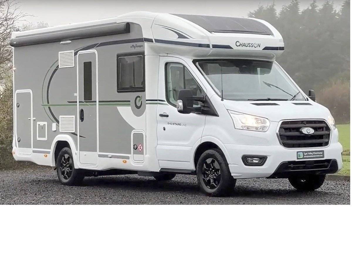 Vue avant de 3/4 Ford Transit 2.0 | 165 PS - Yescapa