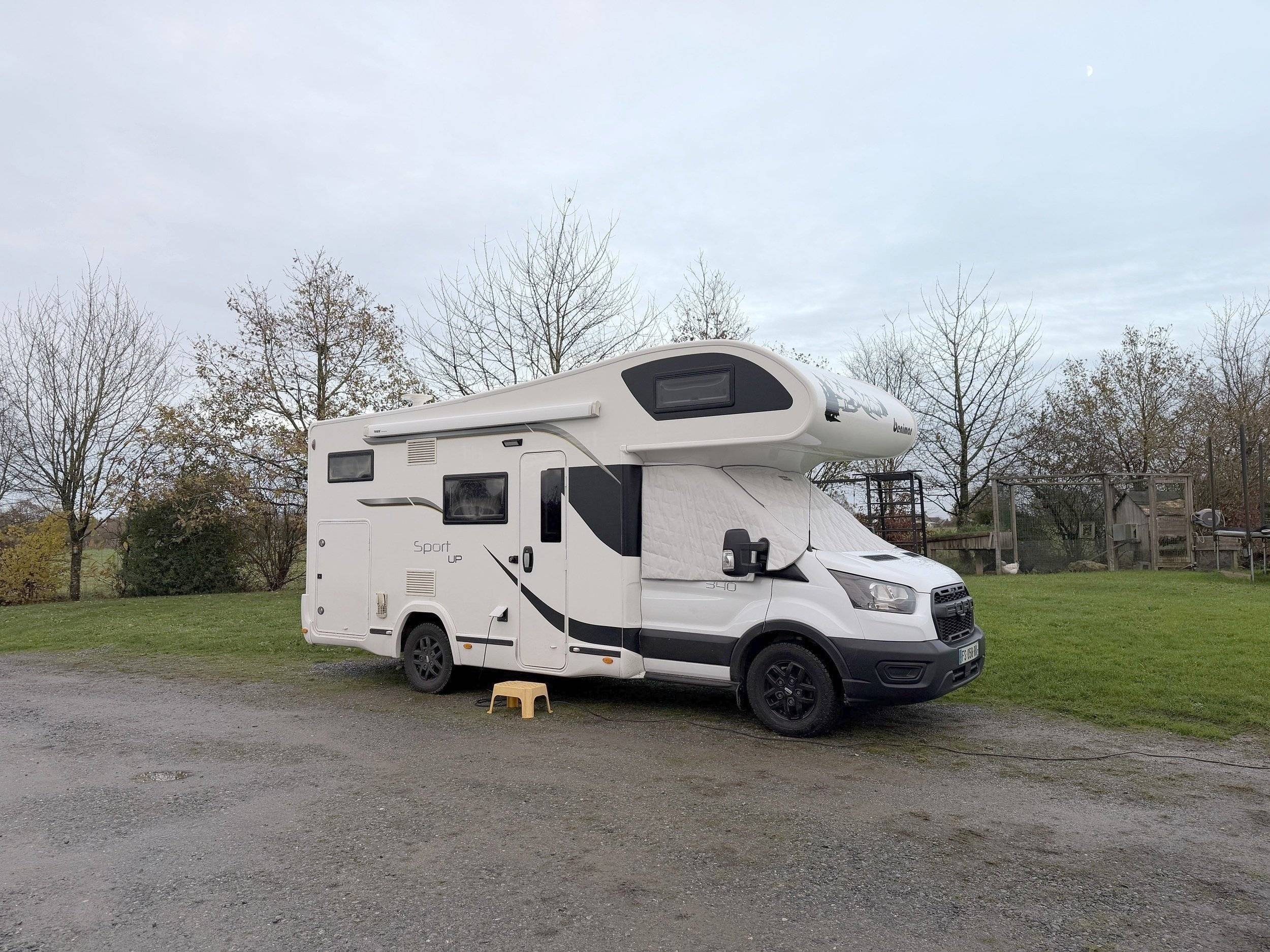 Vista de 3/4 Ford Transit 2,0 l 130 ch - Yescapa