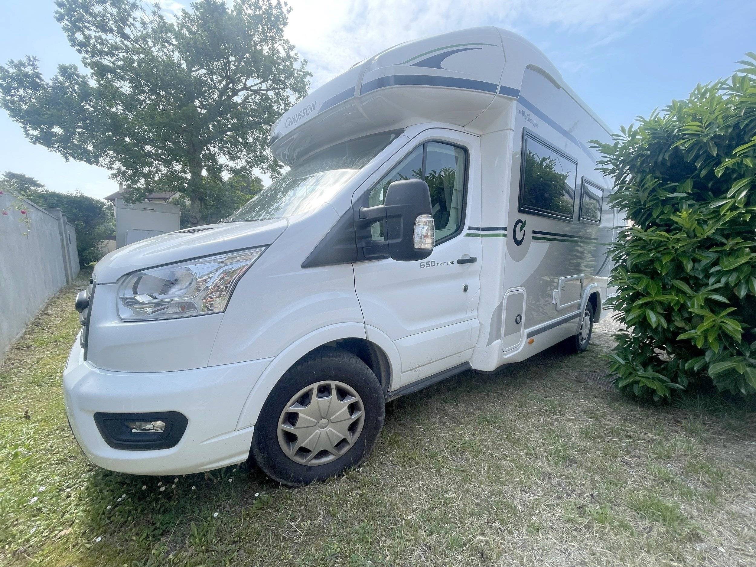 Front view from 3/4 Ford Ford Transit 2.2 L 170 CV - Yescapa