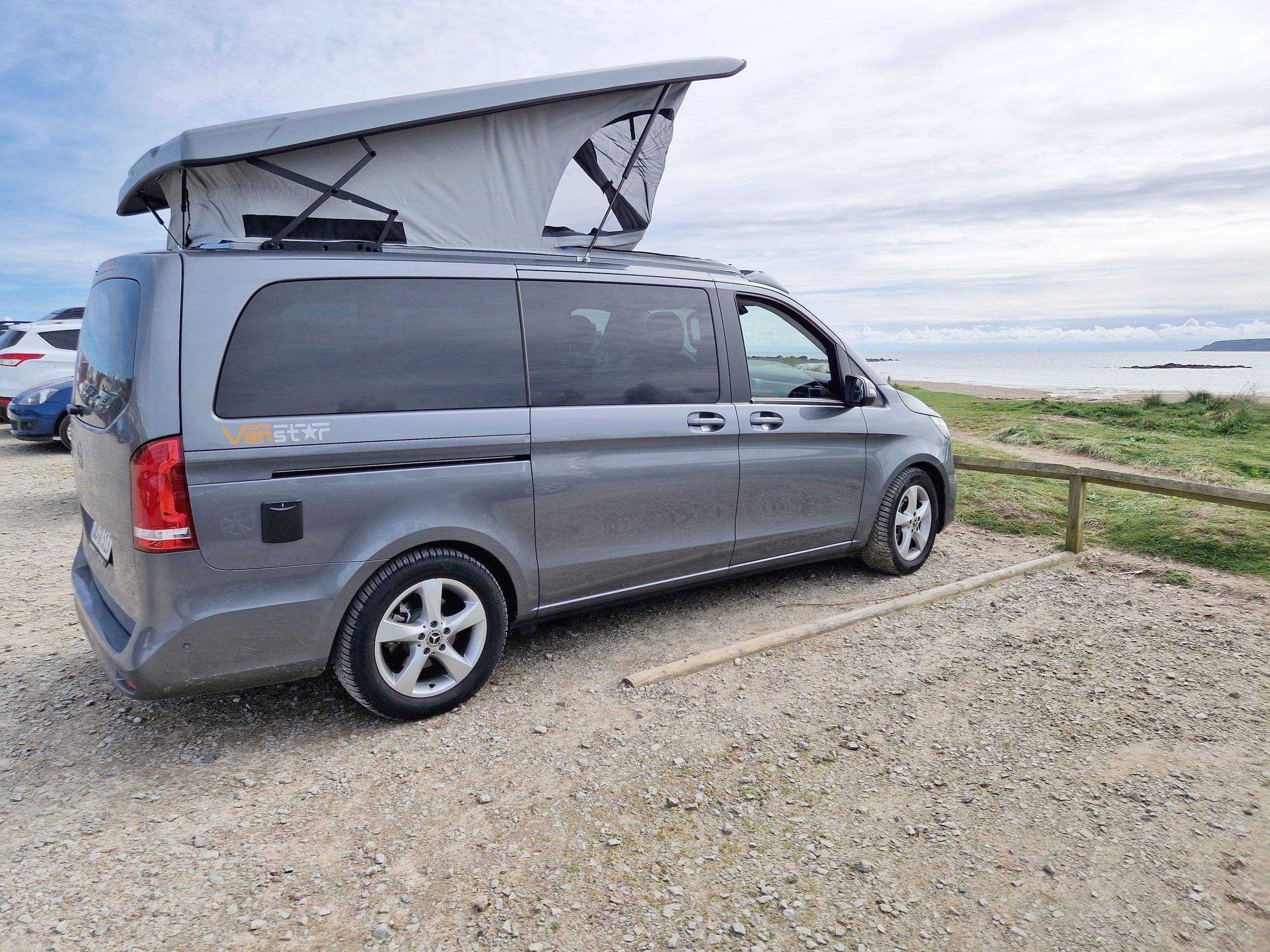 schräge Vorderansicht Mercedes V 300 D - Yescapa