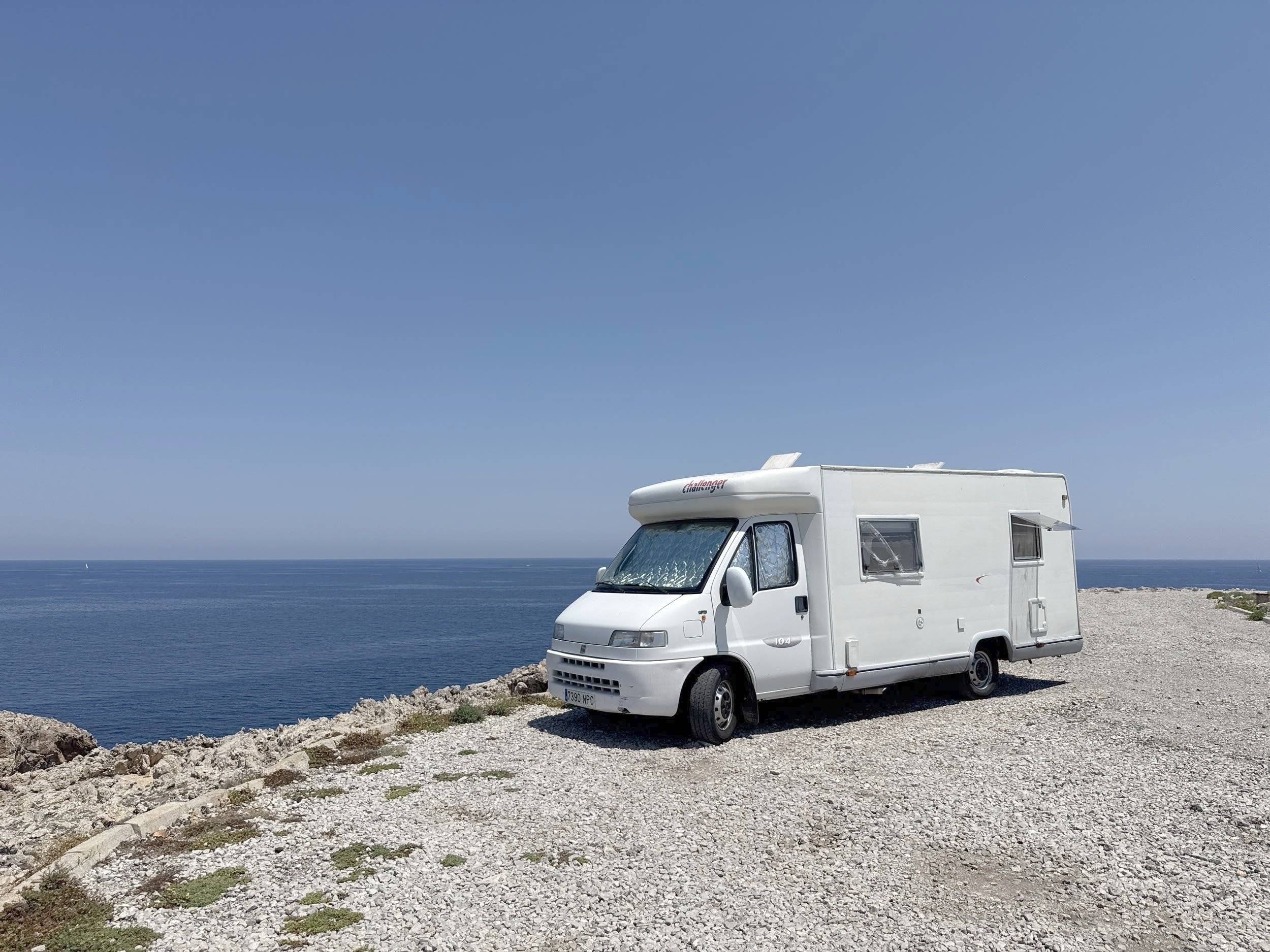 schräge Vorderansicht Fiat DUCATO 1.9 TD - Yescapa