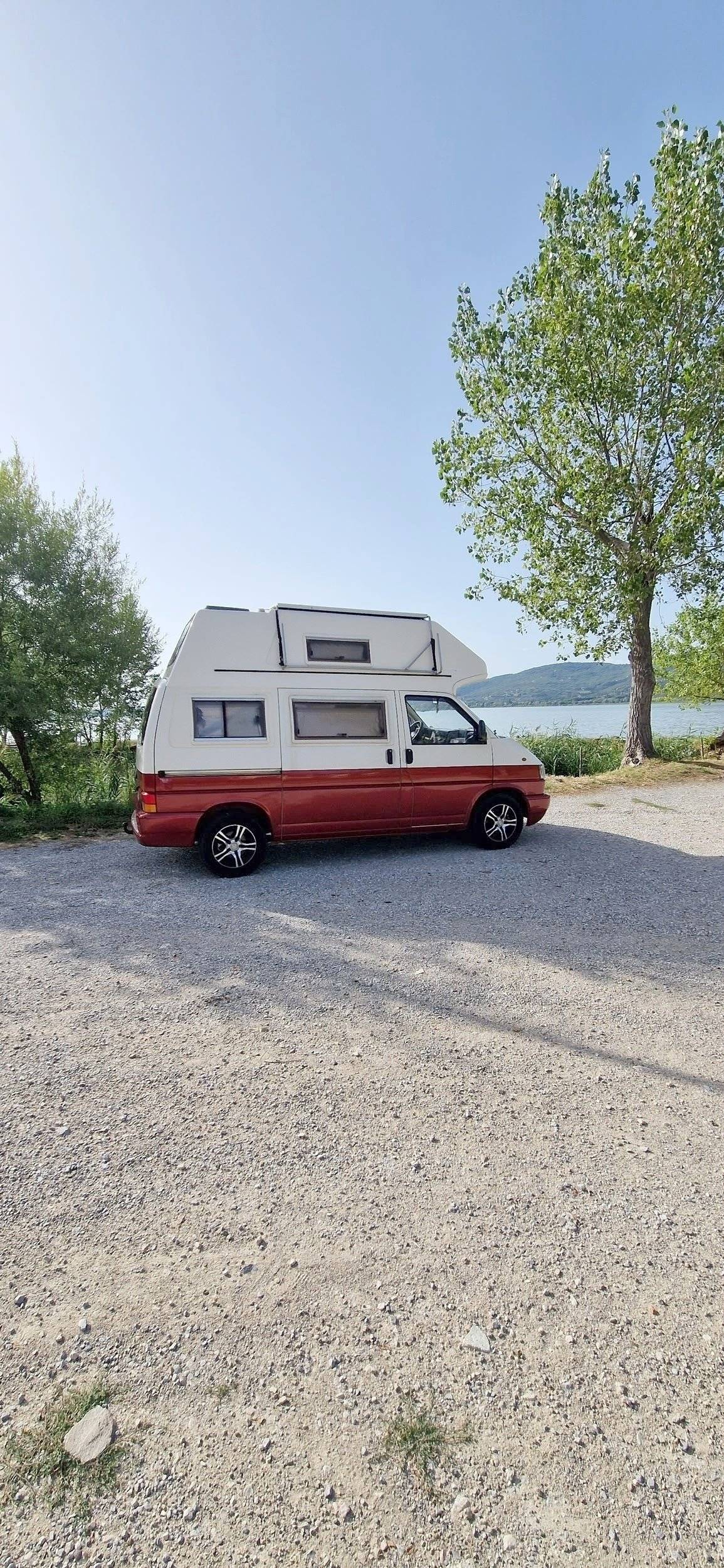 Vista de 3/4 Volkswagen California T4 2.5 TDI 102cv - Yescapa