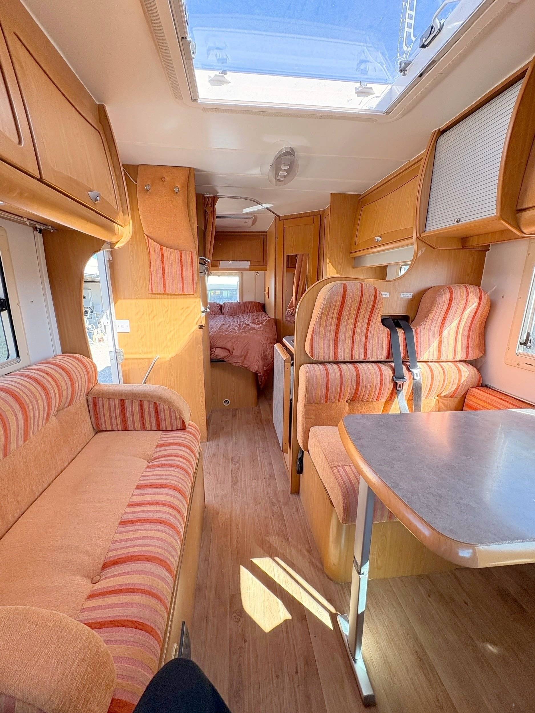 Dining Area Fiat Ducato 2,3 l Multijet 130 ch. - Yescapa