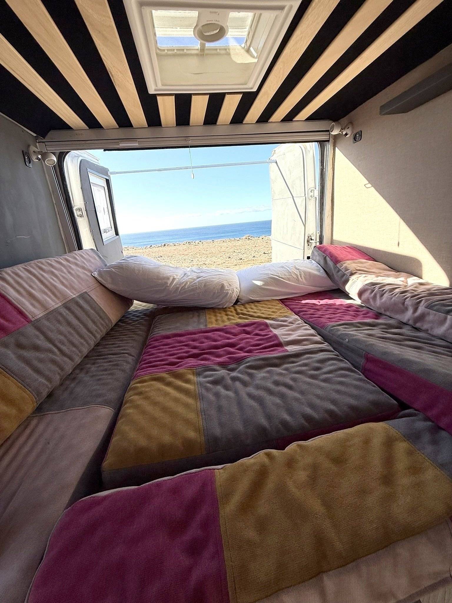 Área de jantar Ford Transit td - Yescapa