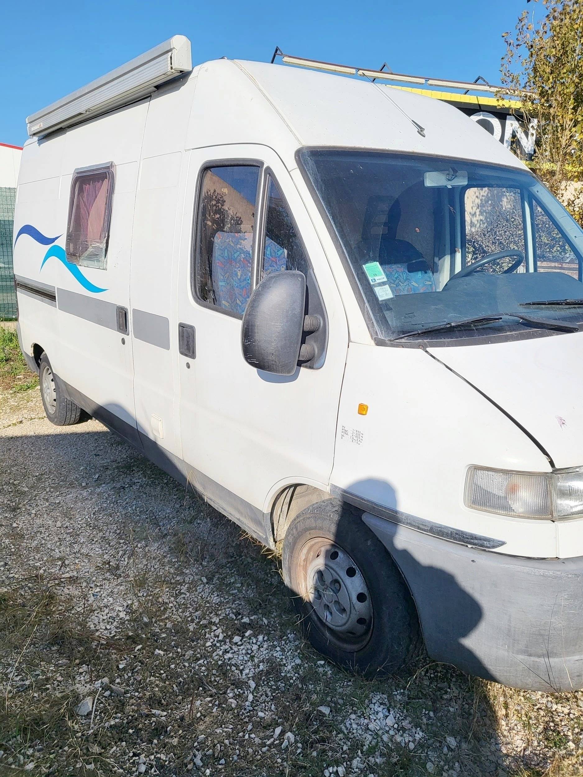schräge Vorderansicht Citroën jumper - Yescapa