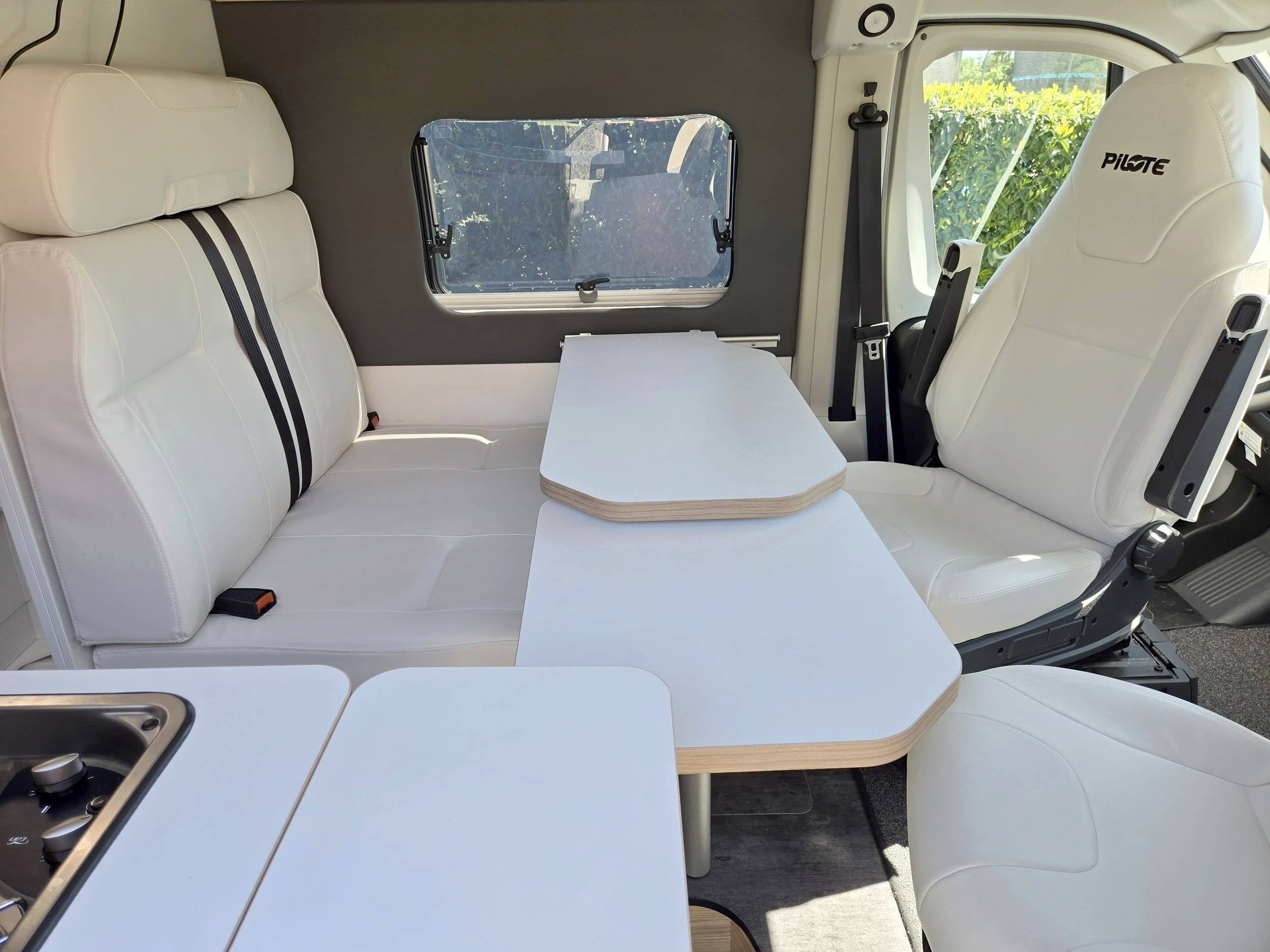 Dining Area Fiat Ducato 2,2l 140 CV - Yescapa