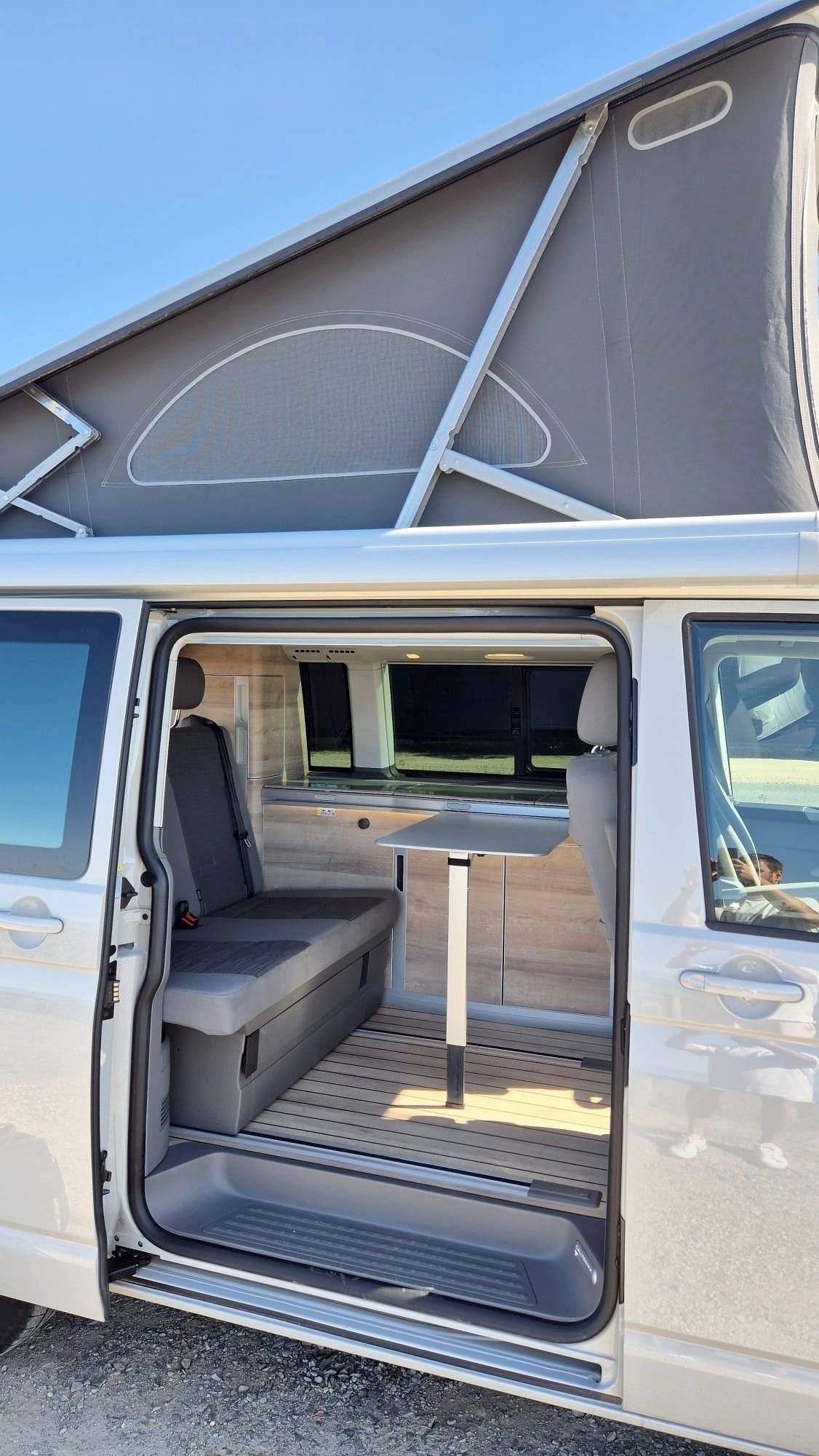 Dining Area Volkswagen California T6.1 OCEAN - Yescapa