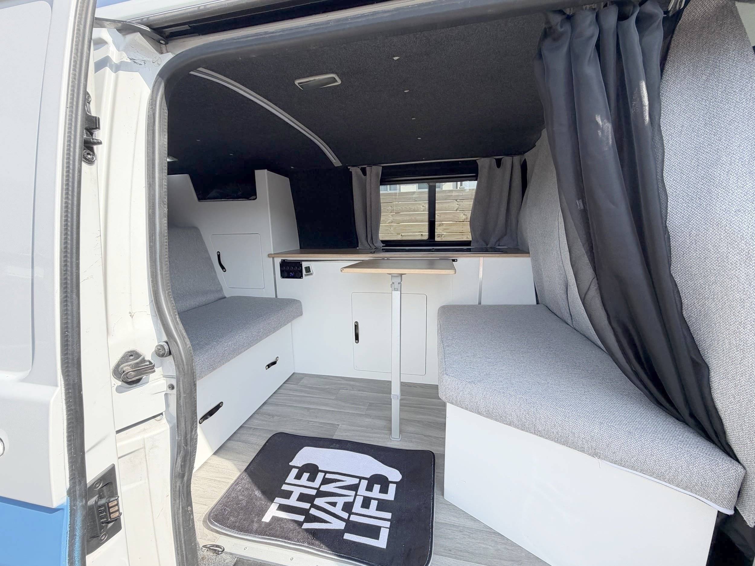 Área de jantar Volkswagen T5.1 2.0 TDI 114ch - Yescapa