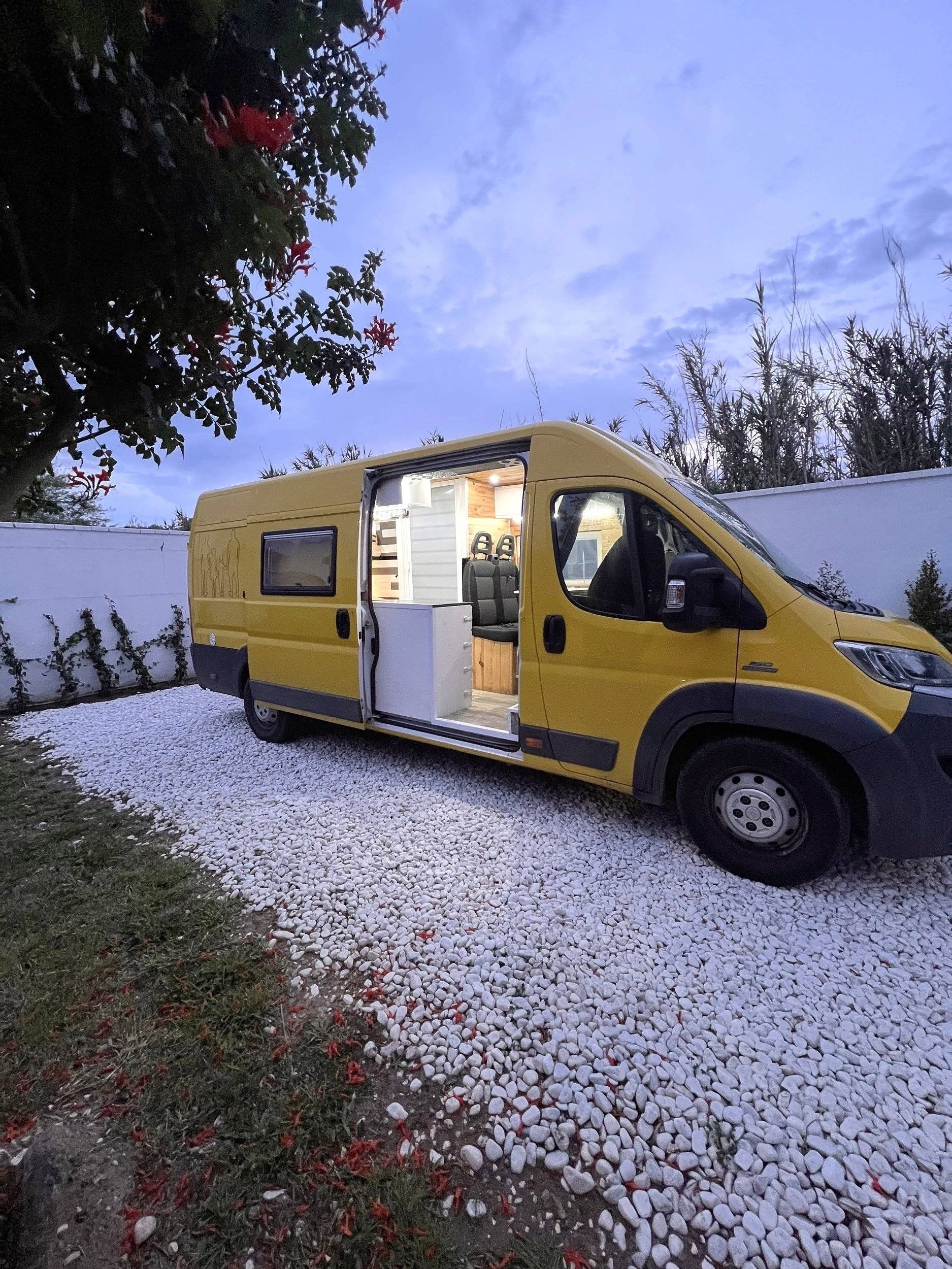 Voorkant 3/4 Fiat Ducato MAXI 2,3 l Multijet 150 cv/hp - Yescapa