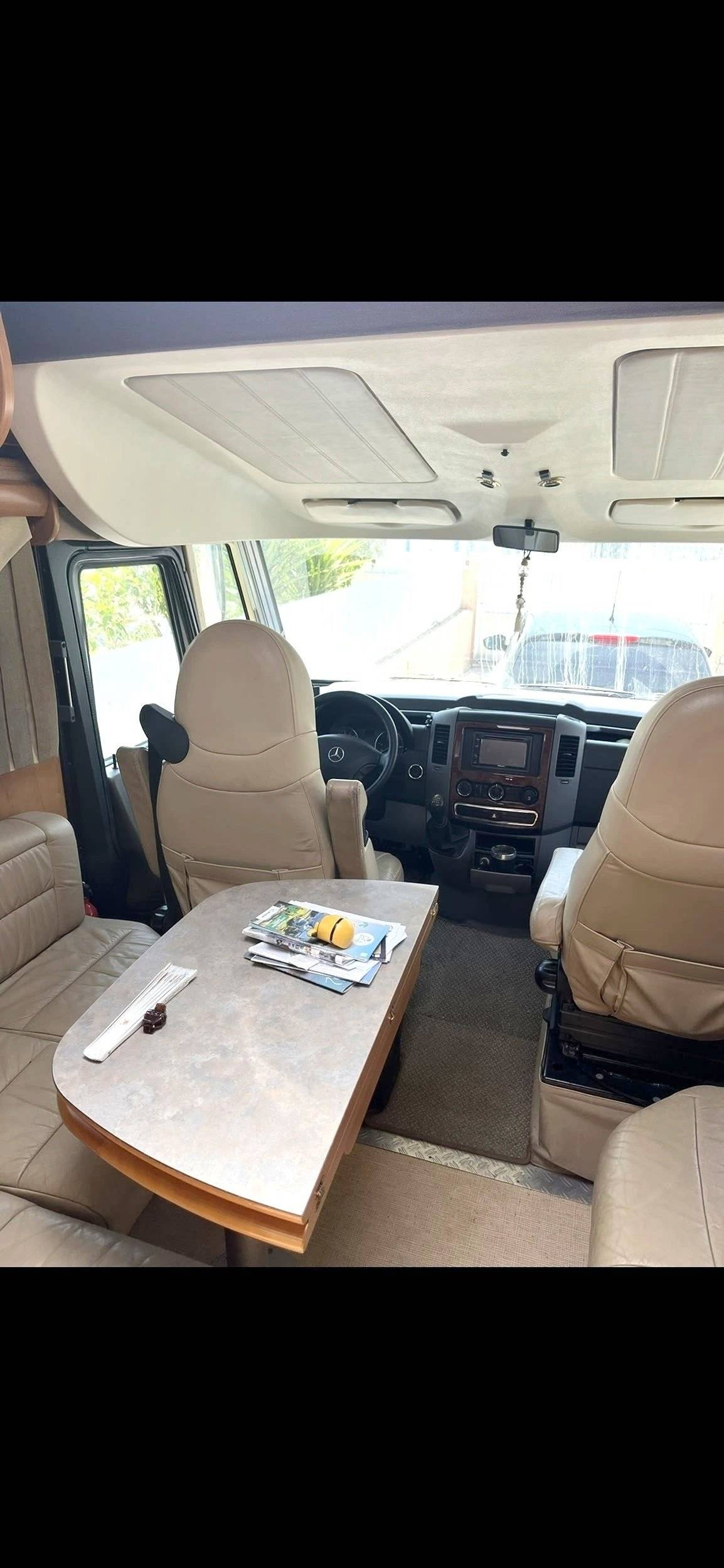 Dining Area Mercedes Sprinter 313CDI - Yescapa