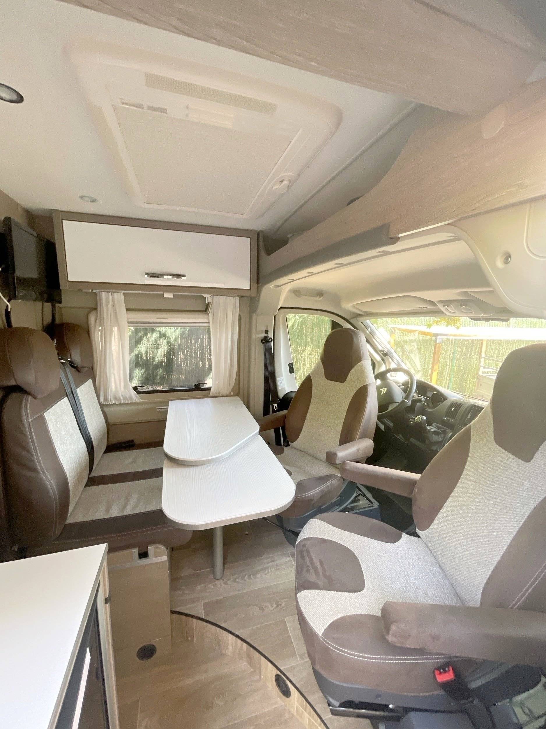 Dining Area Citroën Jumper 2,2 l 140 ch - Yescapa