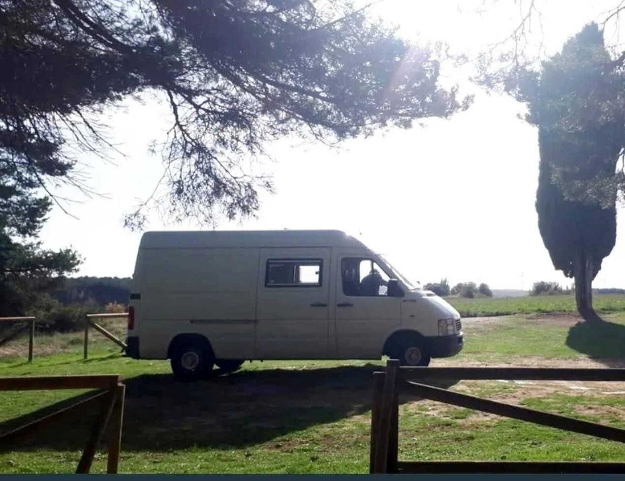 Vista de 3/4 Volkswagen LT35 - Yescapa