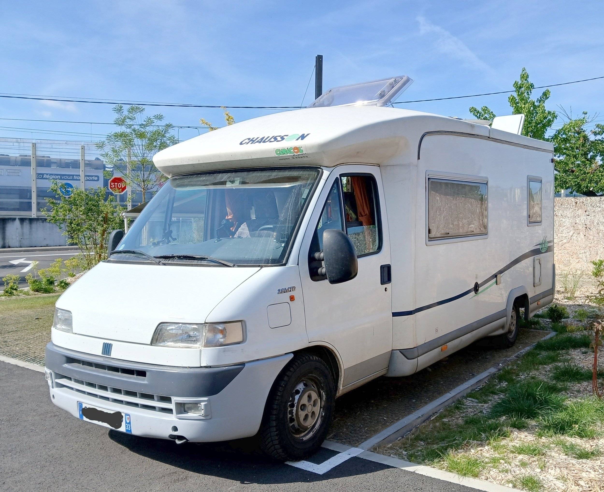 Vista del vehículo ángulo delantero Fiat Ducato 2.8 JTD - Yescapa