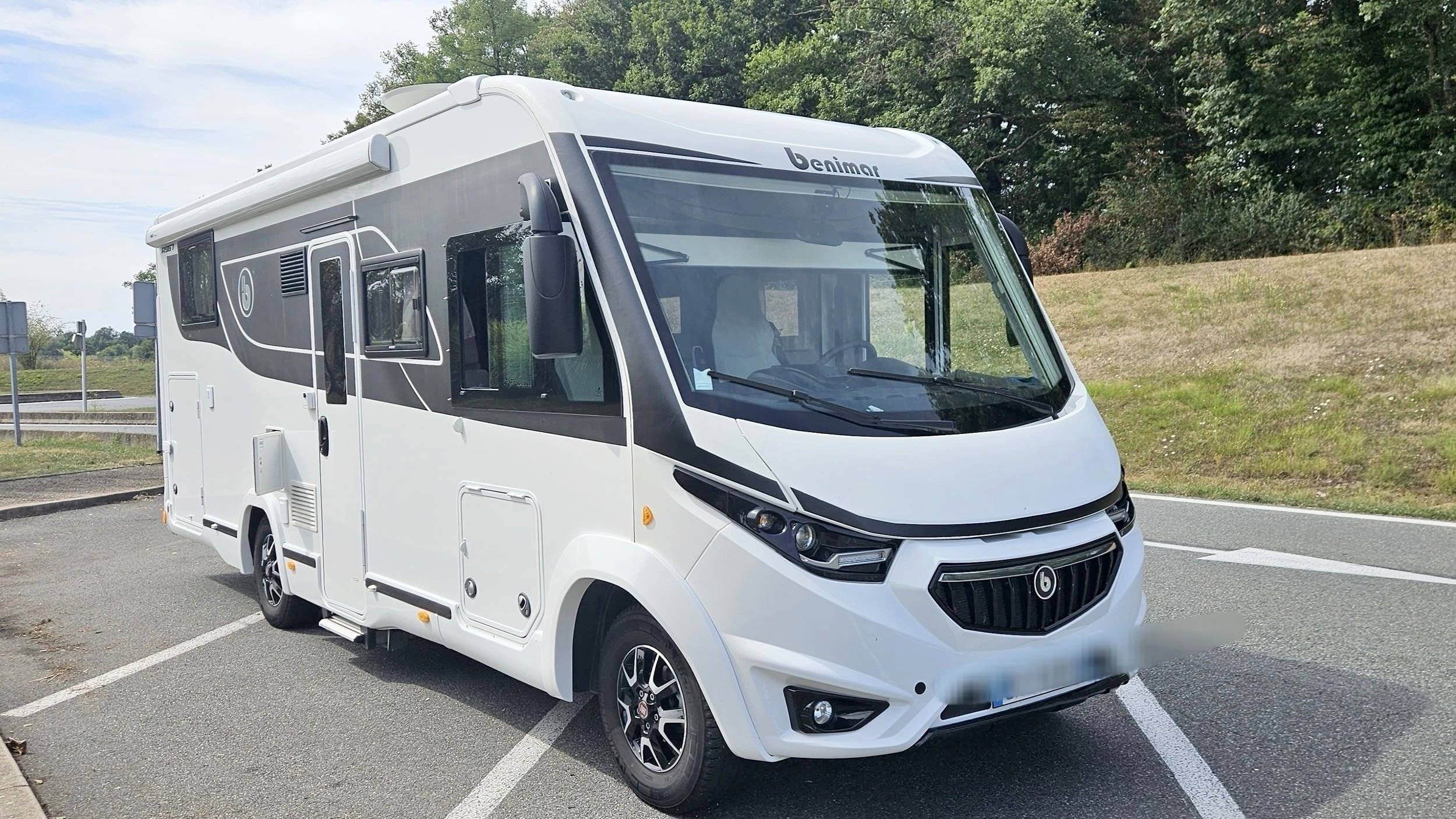 schräge Vorderansicht Fiat Ducato 2,3 l Al-Ko 160 ch. - Yescapa