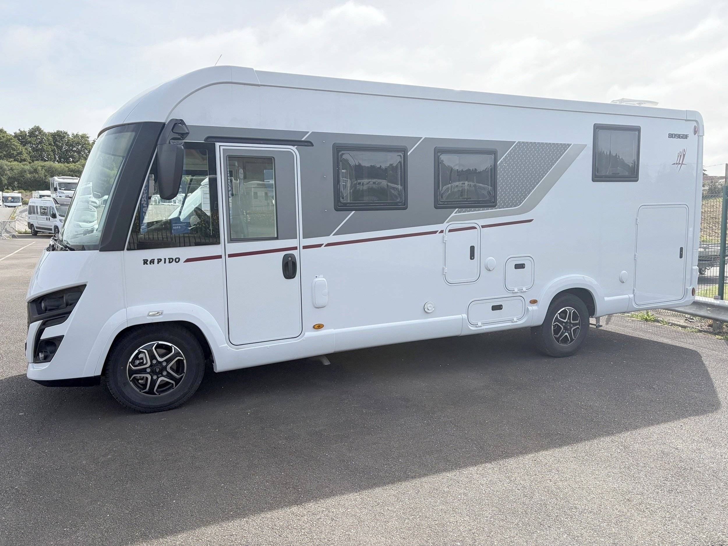 Vista de 3/4 Fiat Ducato 2,3 l 180 ch - Yescapa