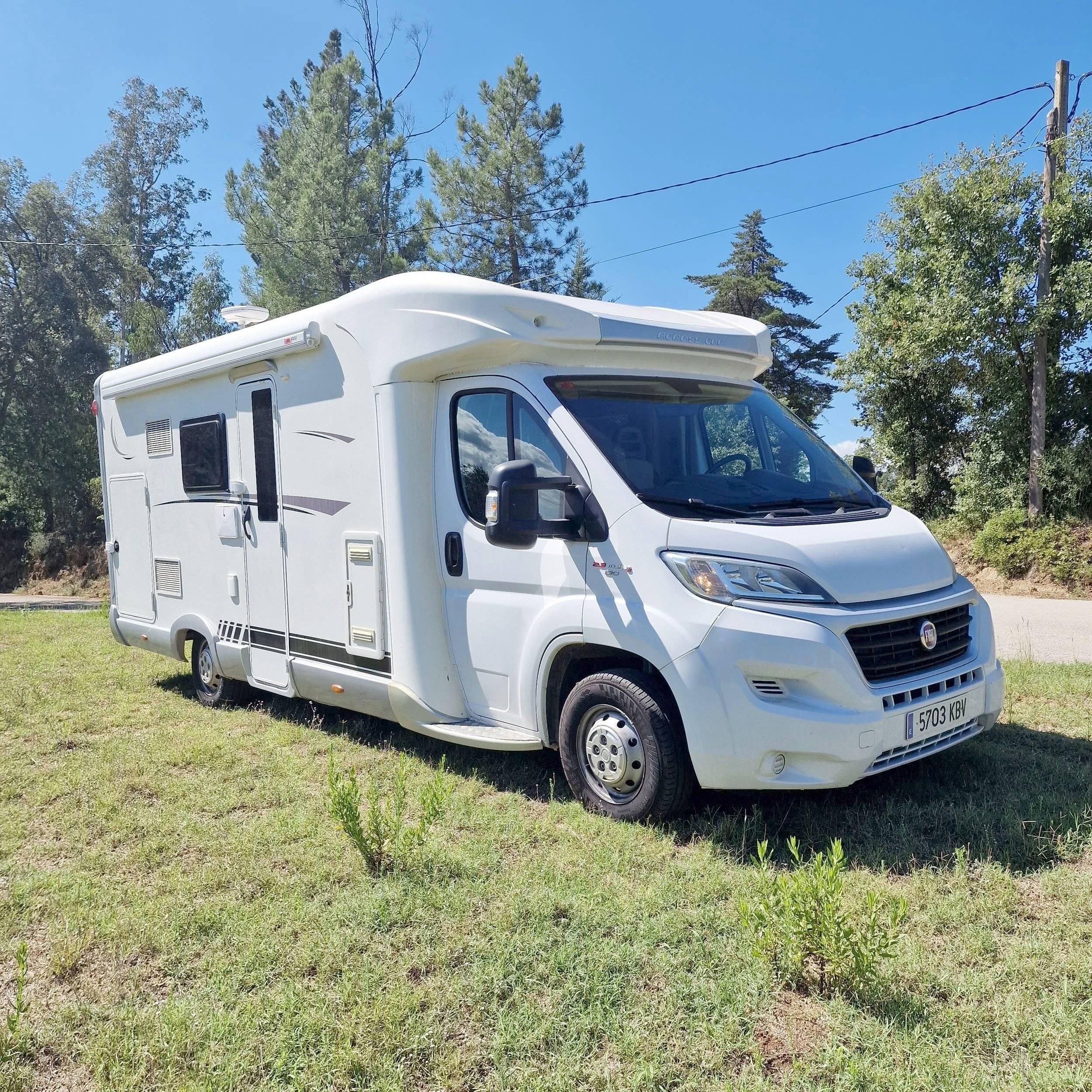 Vista frontale a ¾ Fiat Fiat Ducato Multijet 2.3 130CV - Yescapa