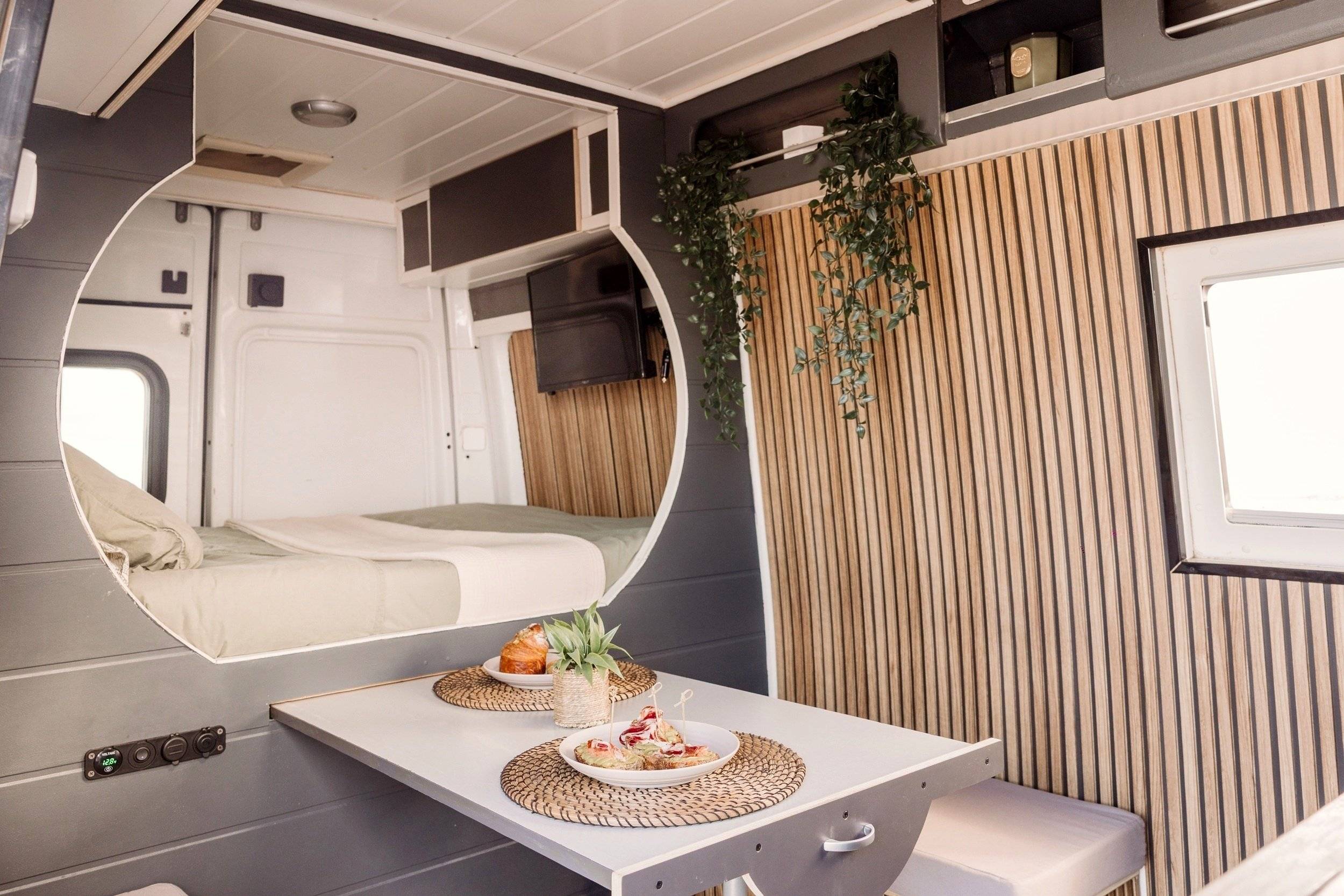 Coin repas Mercedes Sprinter 2,2 l CDI 129 ch. - Yescapa