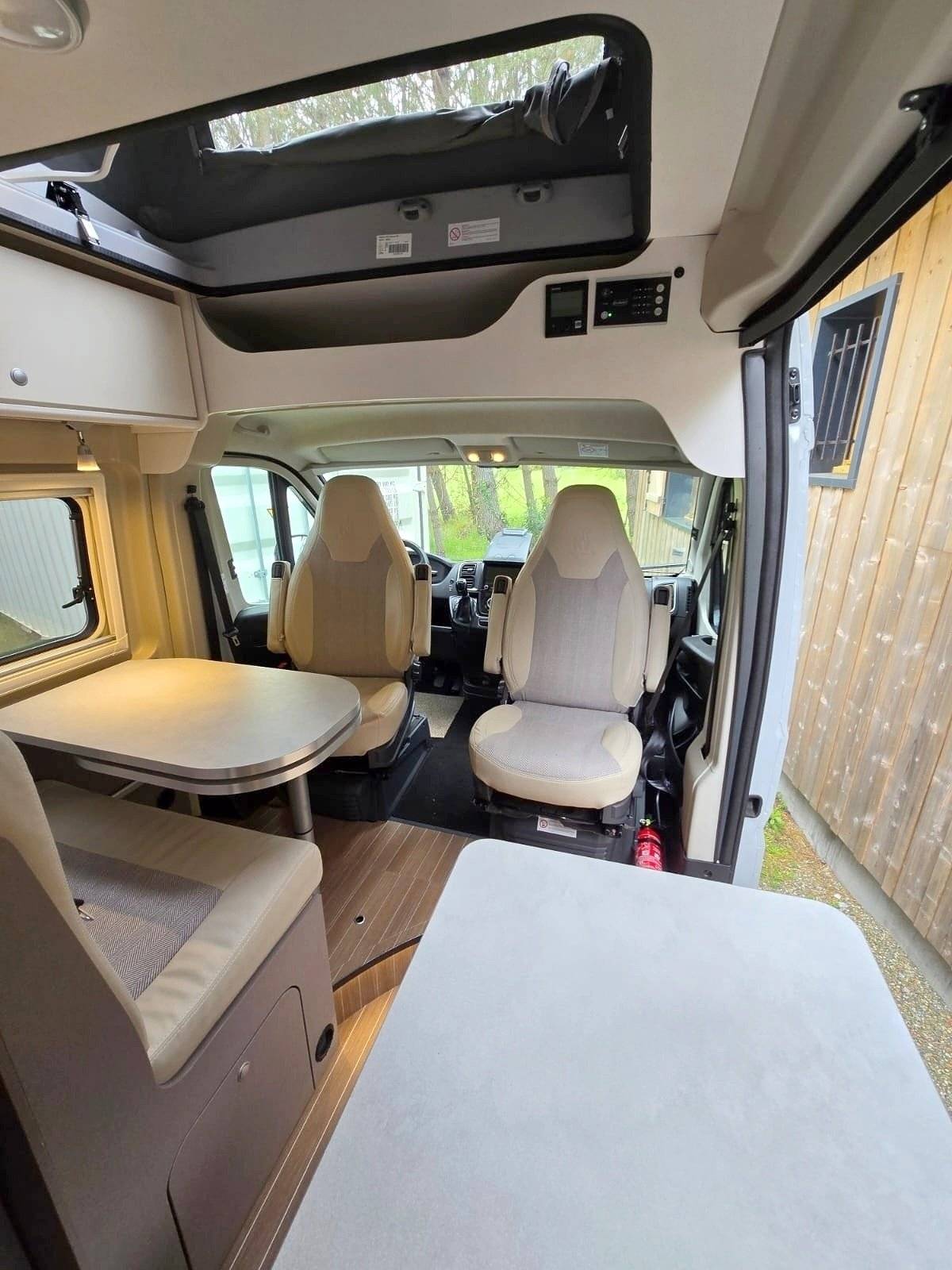 Dining Area Fiat Fiat 2.2 L 140 CV - Yescapa