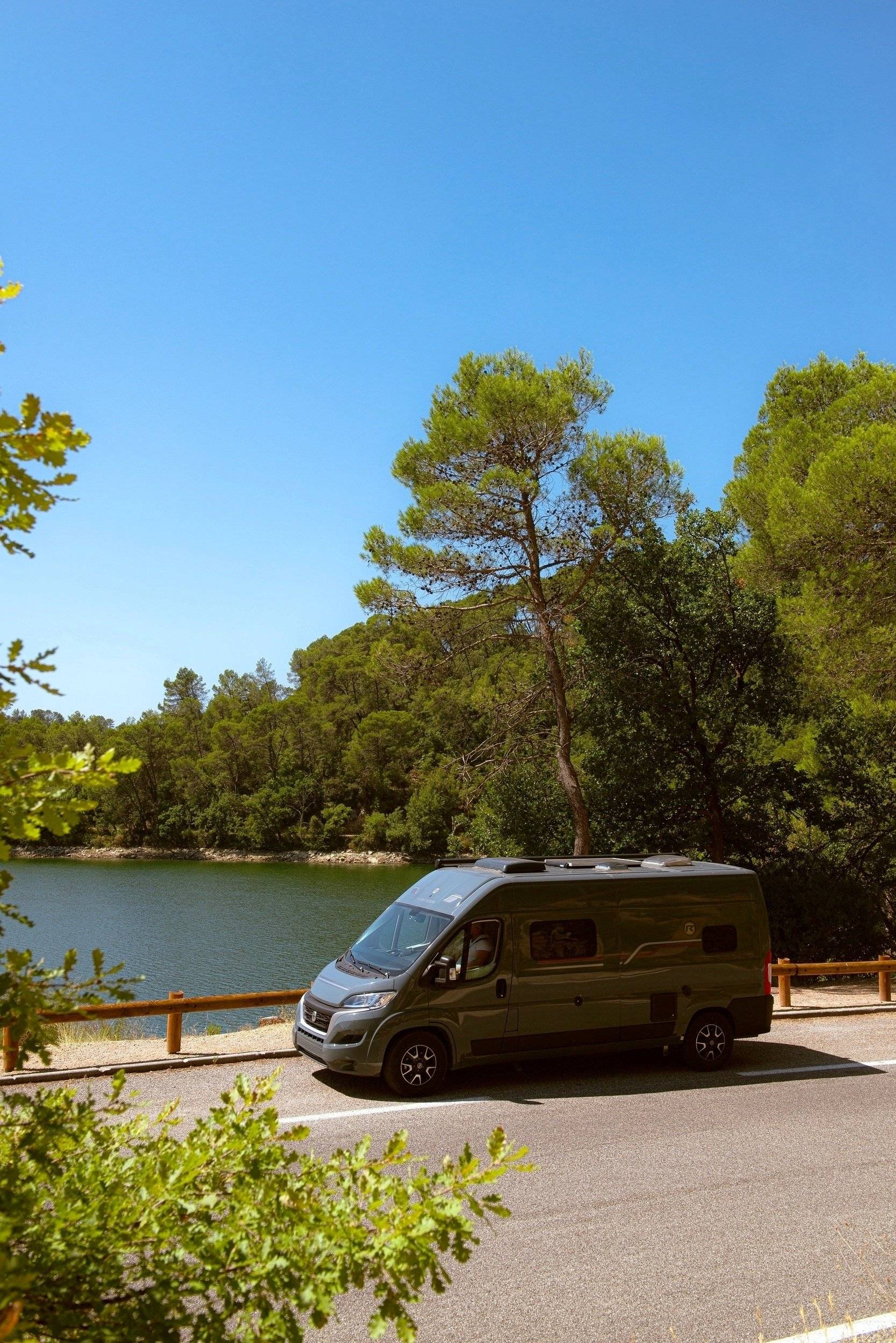 Vista del vehicle angle davanter Fiat Ducato 2,2 l Multijet 130 ch. - Yescapa