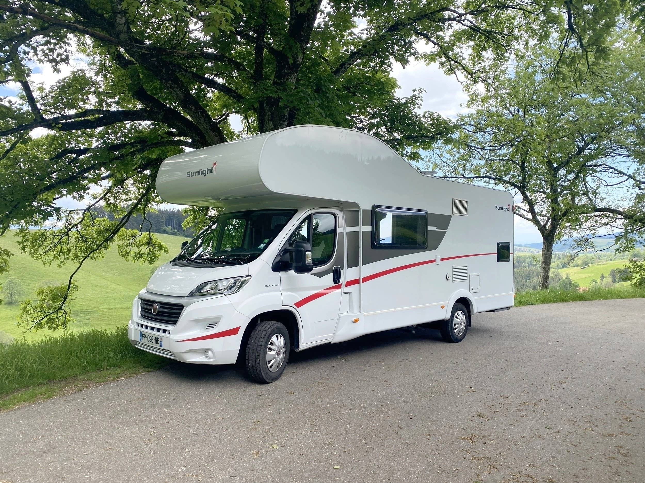 Vista del vehicle angle davanter Fiat Ducato 2.3 Multijet 140 - Yescapa
