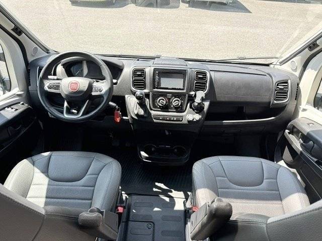Driver's compartment Fiat Ducato 140 - Yescapa