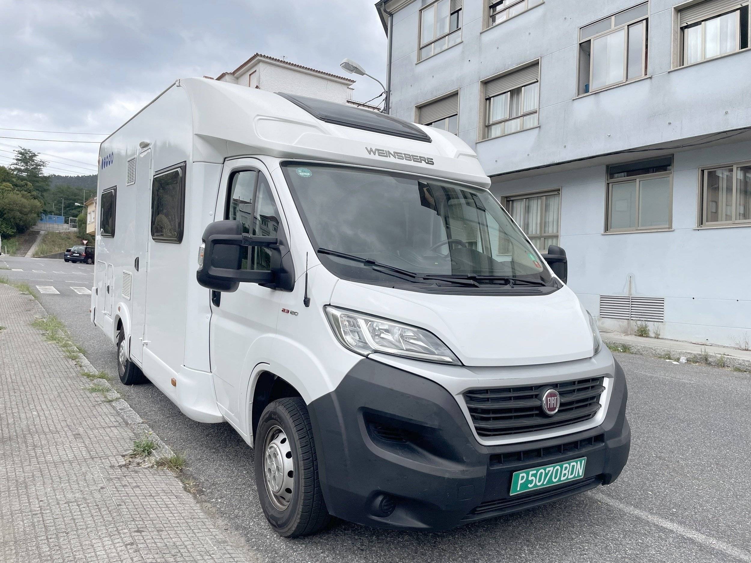 Front view from 3/4 Fiat Ducato 2,2 l 120 ch - Yescapa