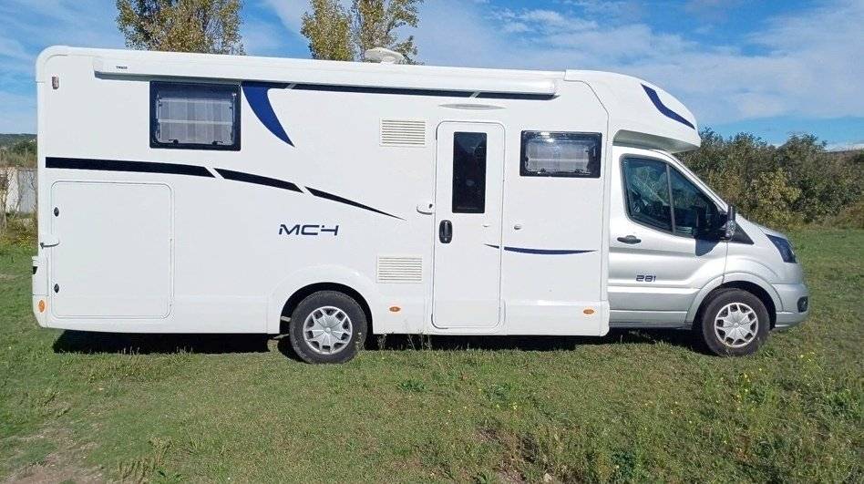 Front view from 3/4 Ford Ford 170 CV - Yescapa