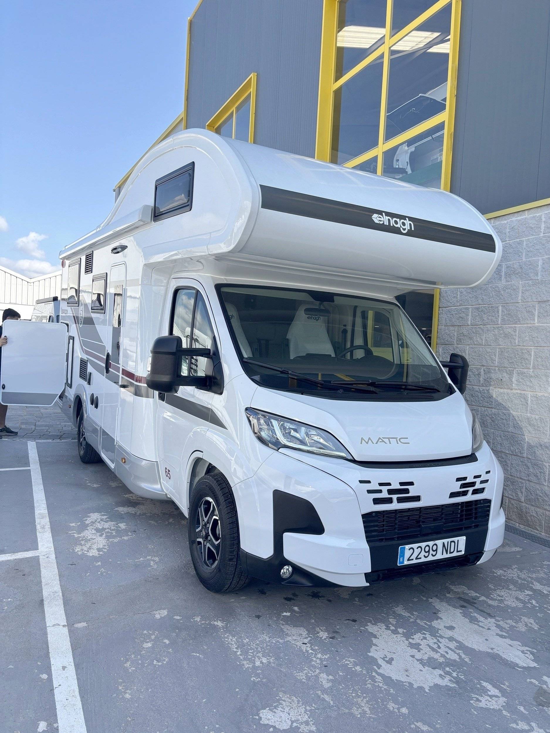 Vue avant de 3/4 Fiat Ducato 2,3 l Multijet 130 ch. - Yescapa