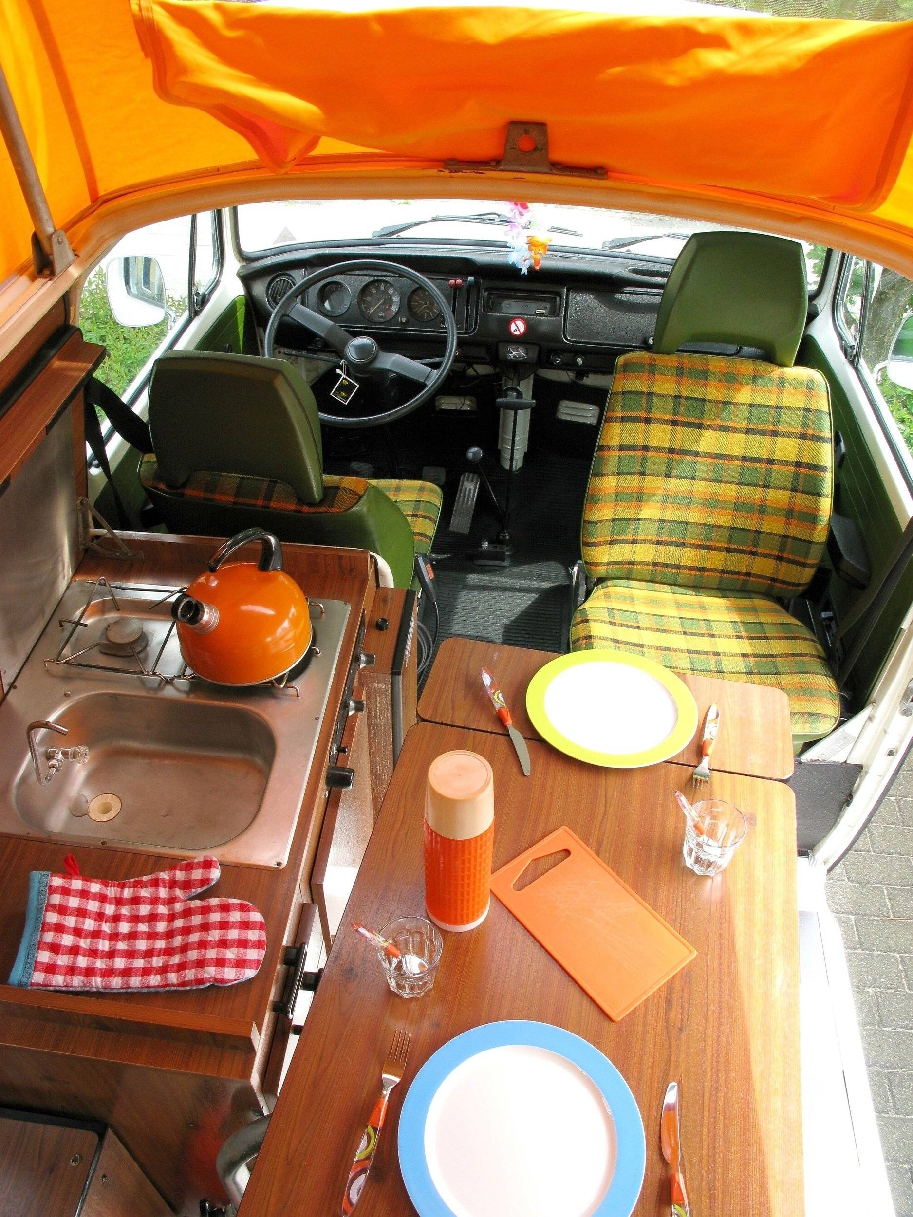 Dining Area Volkswagen - Yescapa