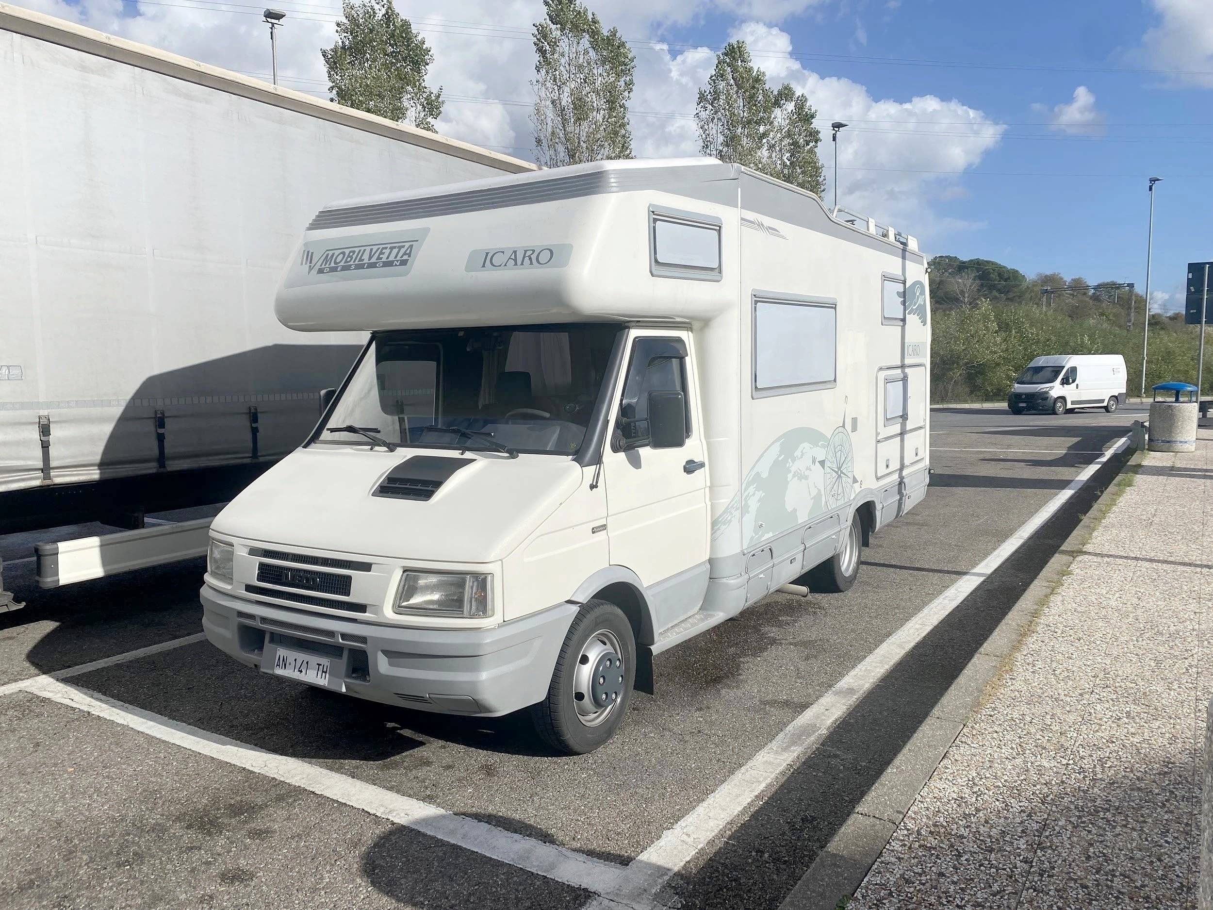 Vista del vehículo ángulo delantero Iveco 2.8 tdi - Yescapa
