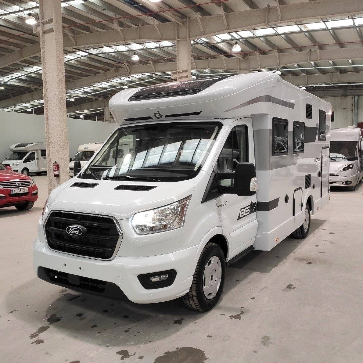 schräge Vorderansicht Ford - Yescapa