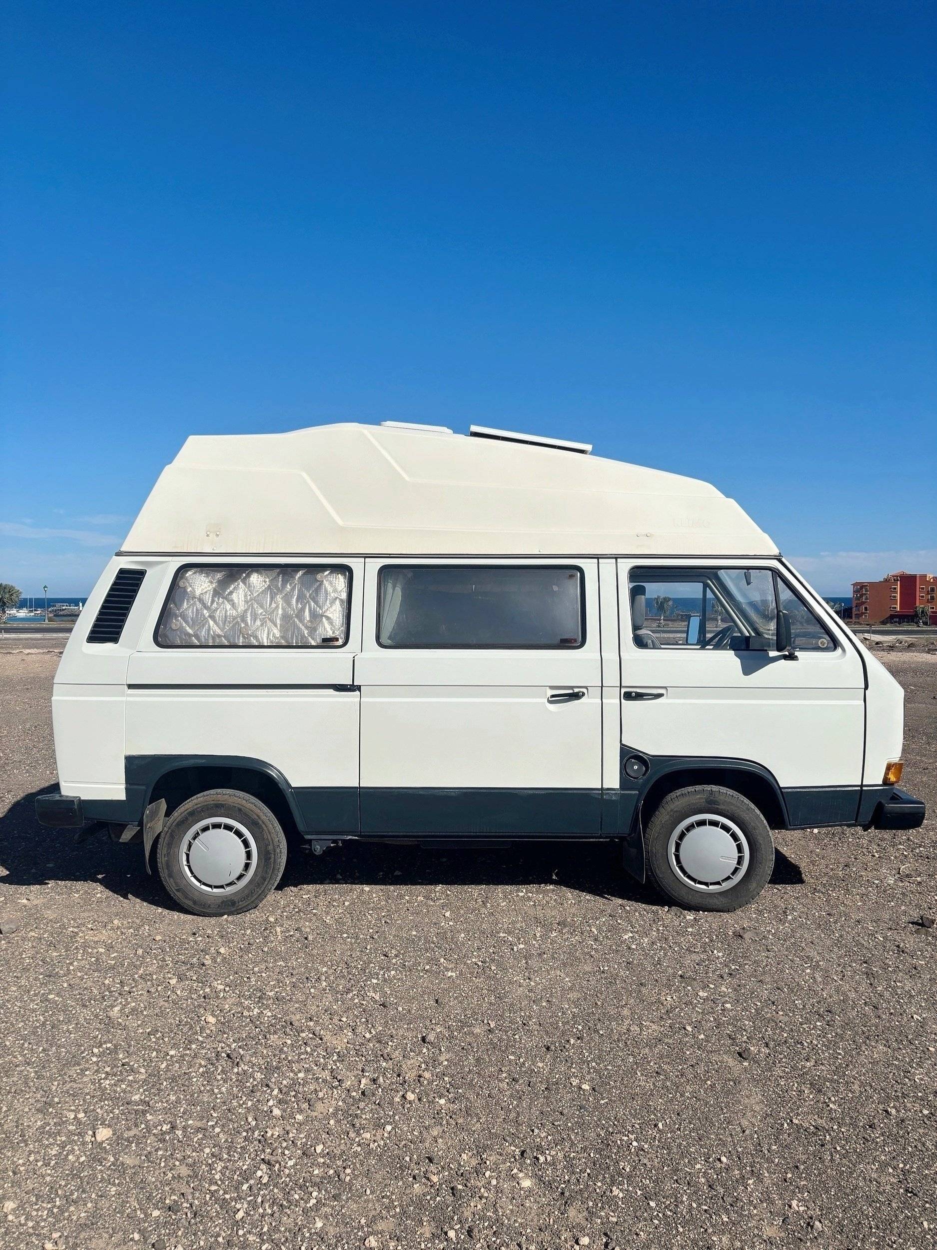 Vue avant de 3/4 Volkswagen T3 - Yescapa