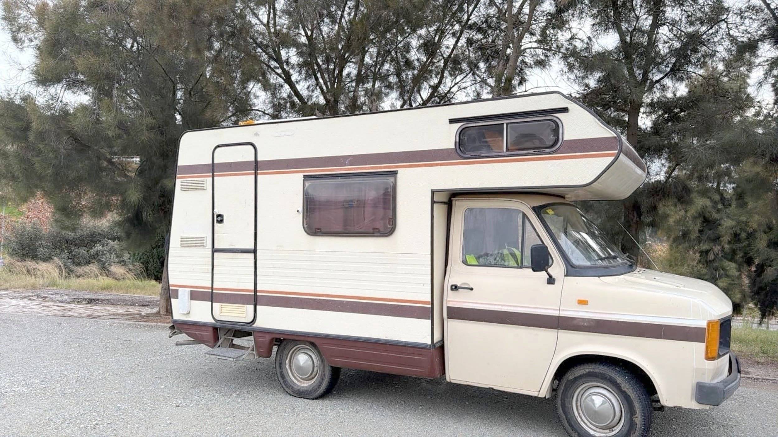 schräge Vorderansicht Ford Transit 2,0 l 72 ch - Yescapa