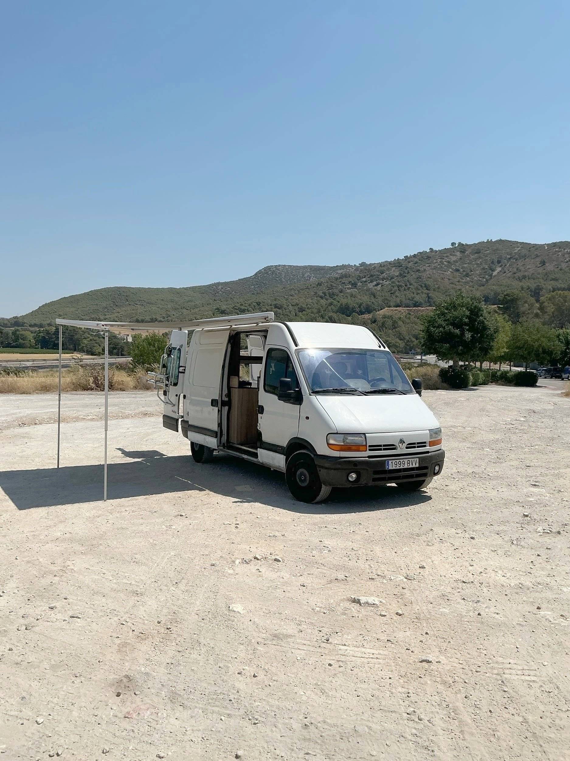 Vista del vehículo ángulo delantero Renault Master 2,3 l 125 ch - Yescapa