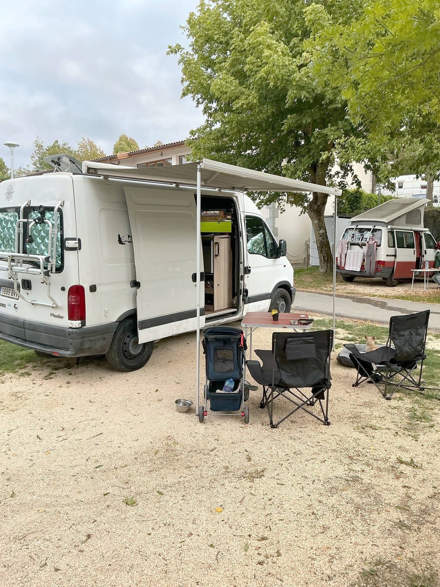 schräge Vorderansicht Renault Master 2,3 l 125 ch - Yescapa