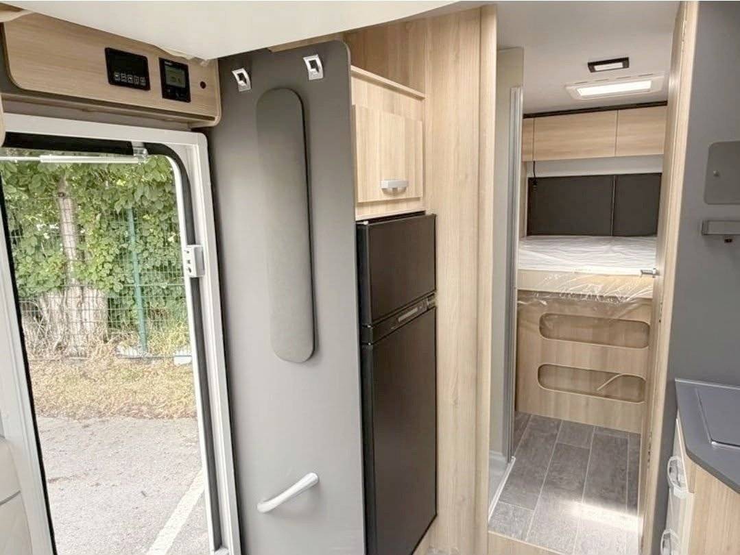 Front view from 3/4 Peugeot Boxer 2,2 l 130 ch - Yescapa