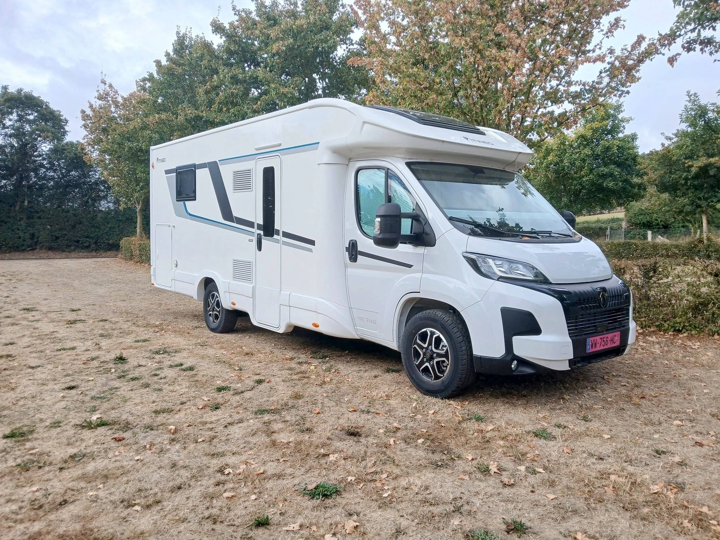 schräge Vorderansicht Peugeot Boxer 2,2 l 130 ch - Yescapa