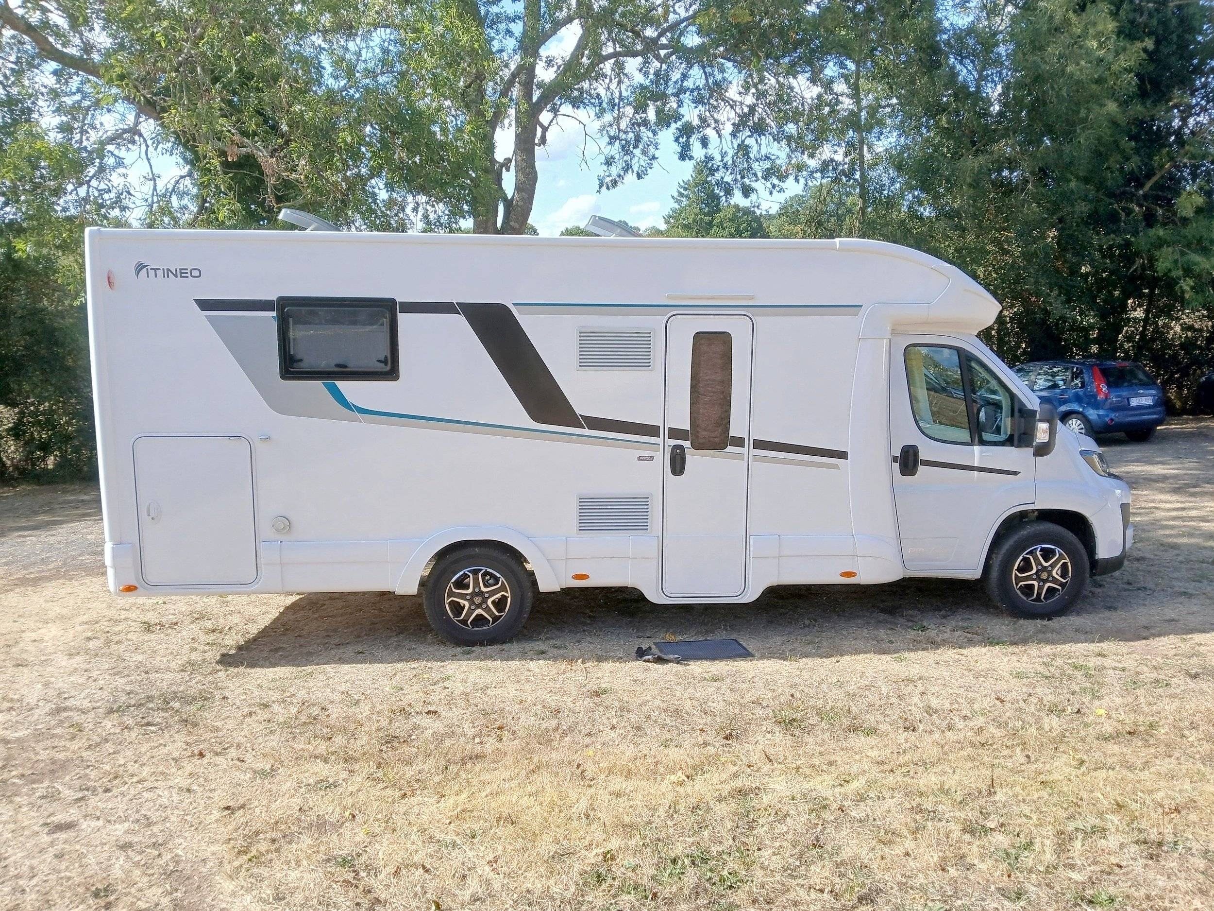 schräge Vorderansicht Peugeot Boxer 2,2 l 130 ch - Yescapa
