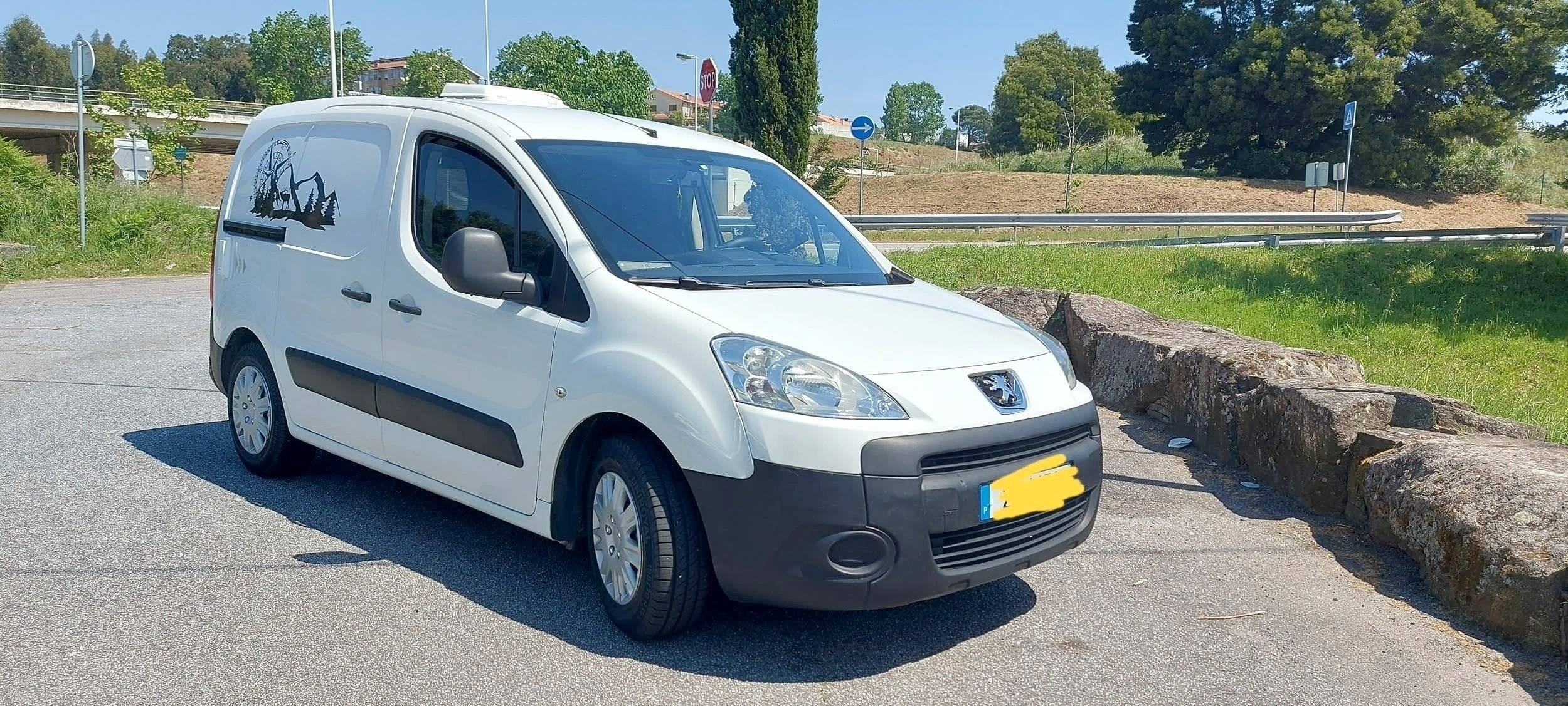 Vista frontale a ¾ Peugeot Partner 1,6 HDI 90 ch - Yescapa