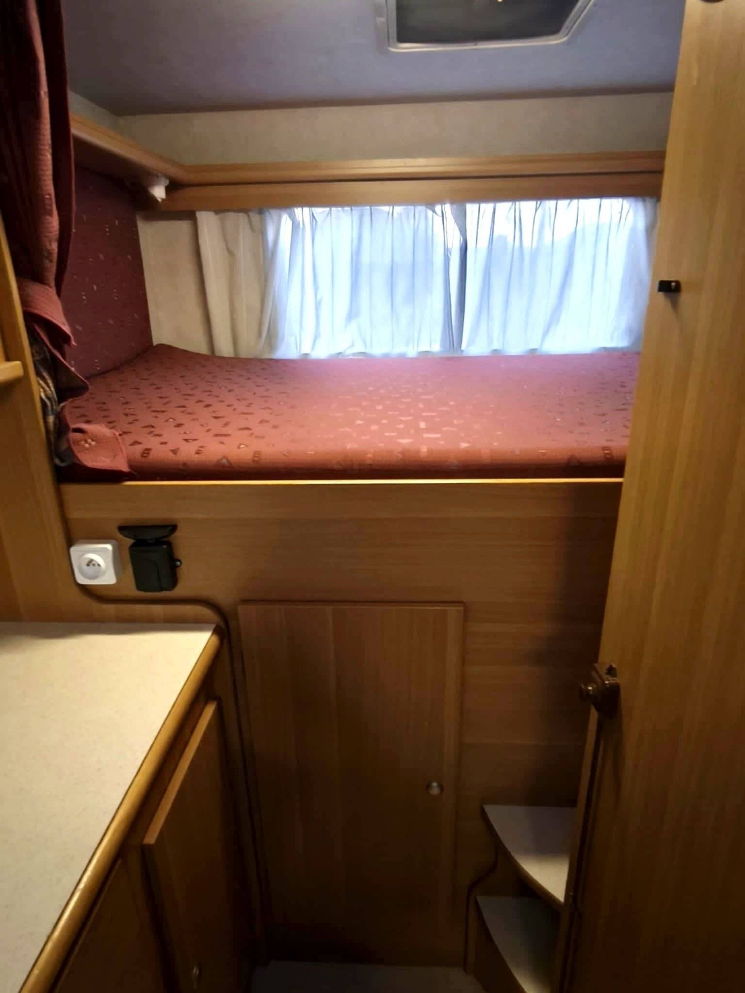 Couchages Ford Transit 2,4 l 140 ch - Yescapa