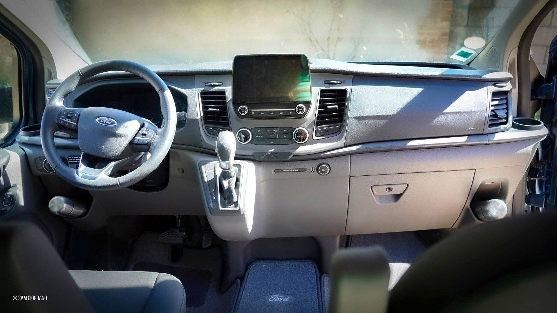 Driver's compartment Ford FORD TRANSIT - Yescapa