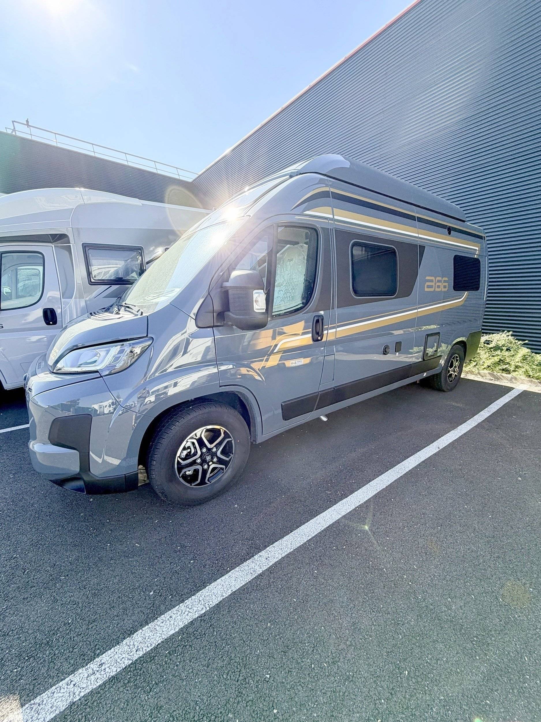 schräge Vorderansicht Fiat Ducato 2,2l 140 ch - Yescapa