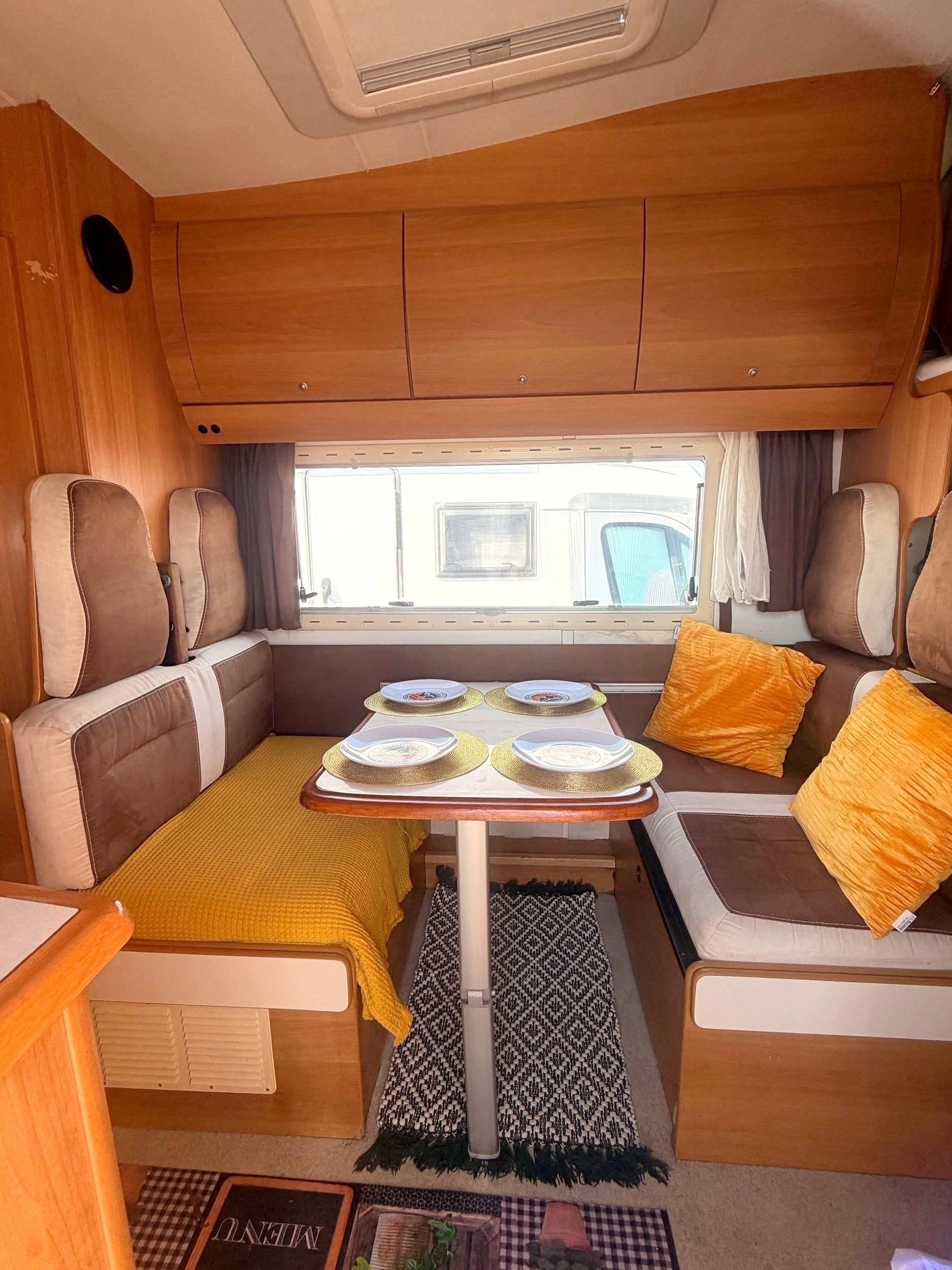 Dining Area Fiat Ducato 2.8 JTD - Yescapa