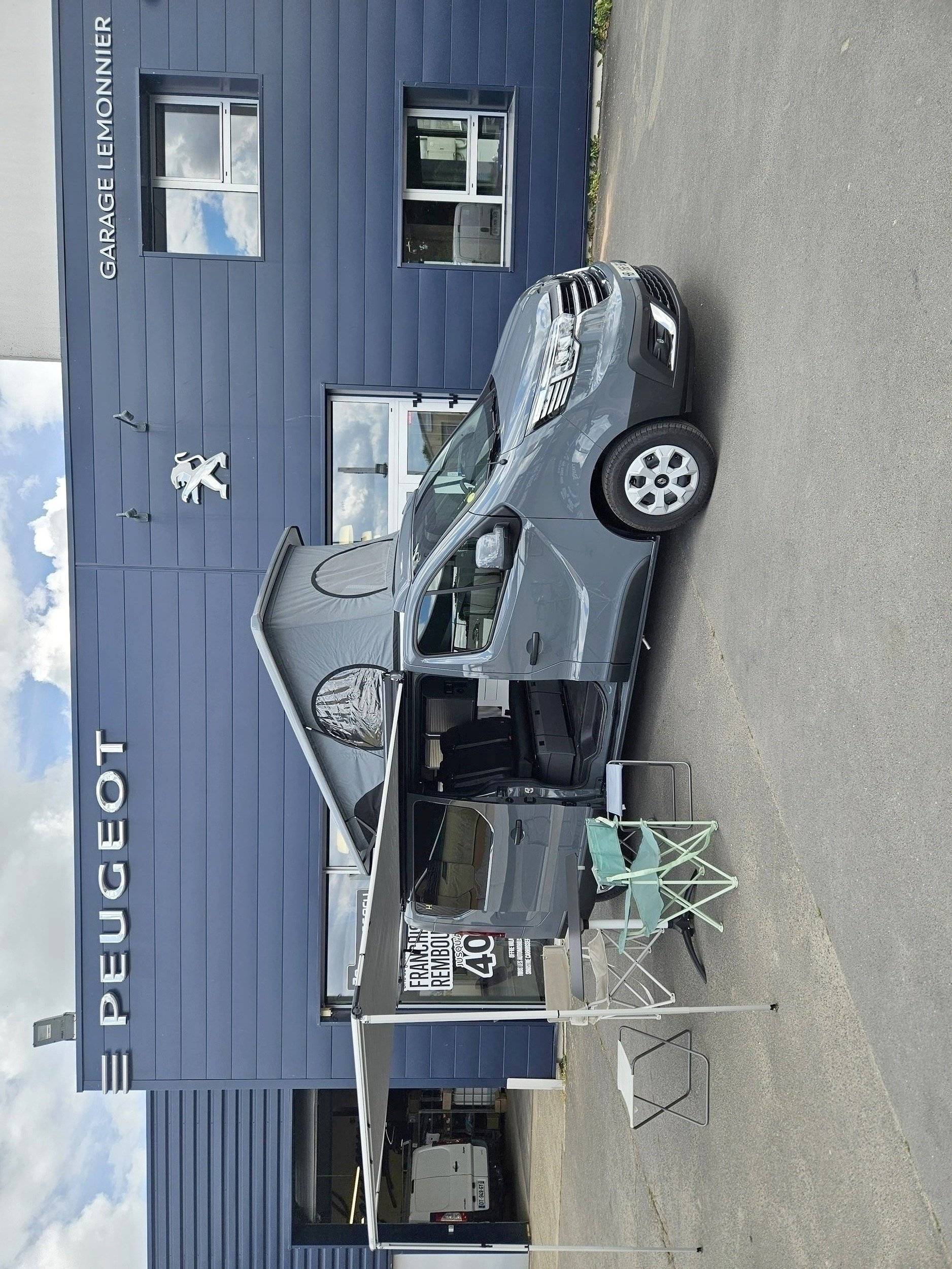Voorkant 3/4 Renault Renault Trafic 150cv Boite auto - Yescapa