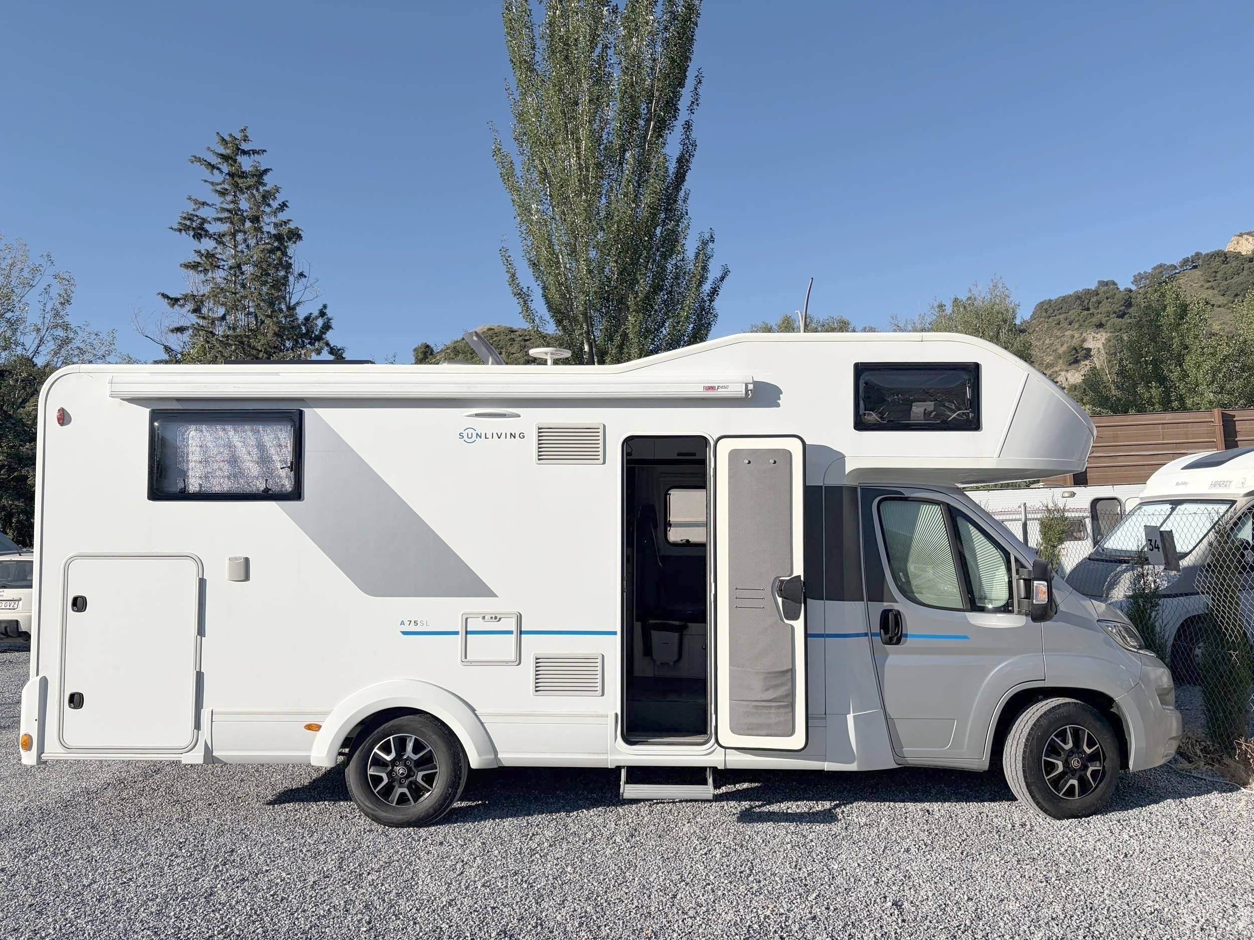 Front view from 3/4 Citroën Jumper 2,0l 163 ch - Yescapa